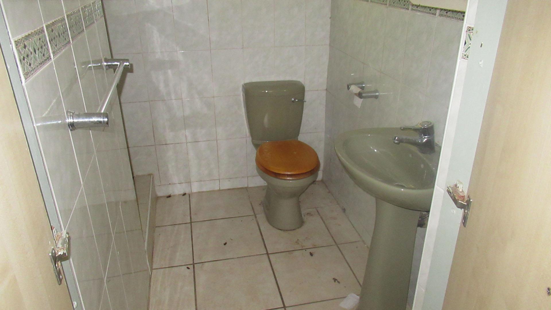 Bathroom 1 - 4 square meters of property in Malvern - DBN