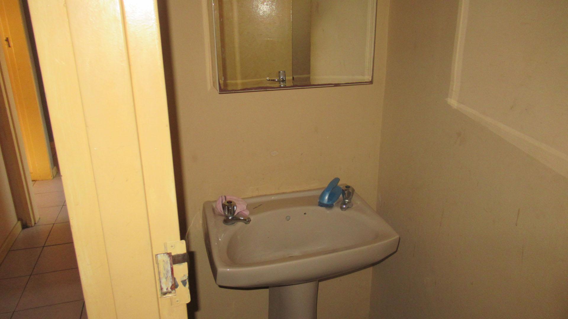 Bathroom 3+ - 6 square meters of property in Malvern - DBN