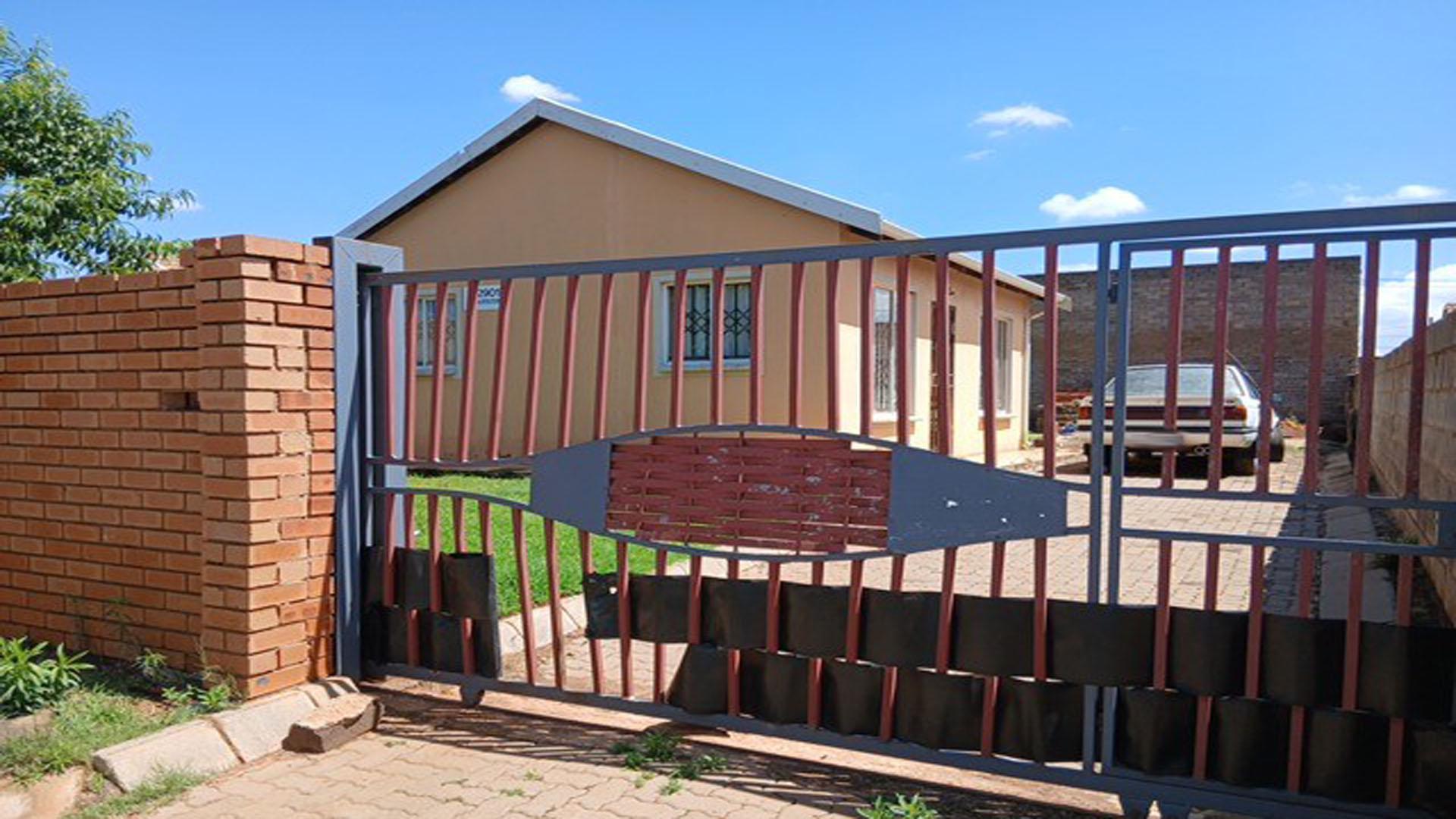 Front View of property in Protea Glen