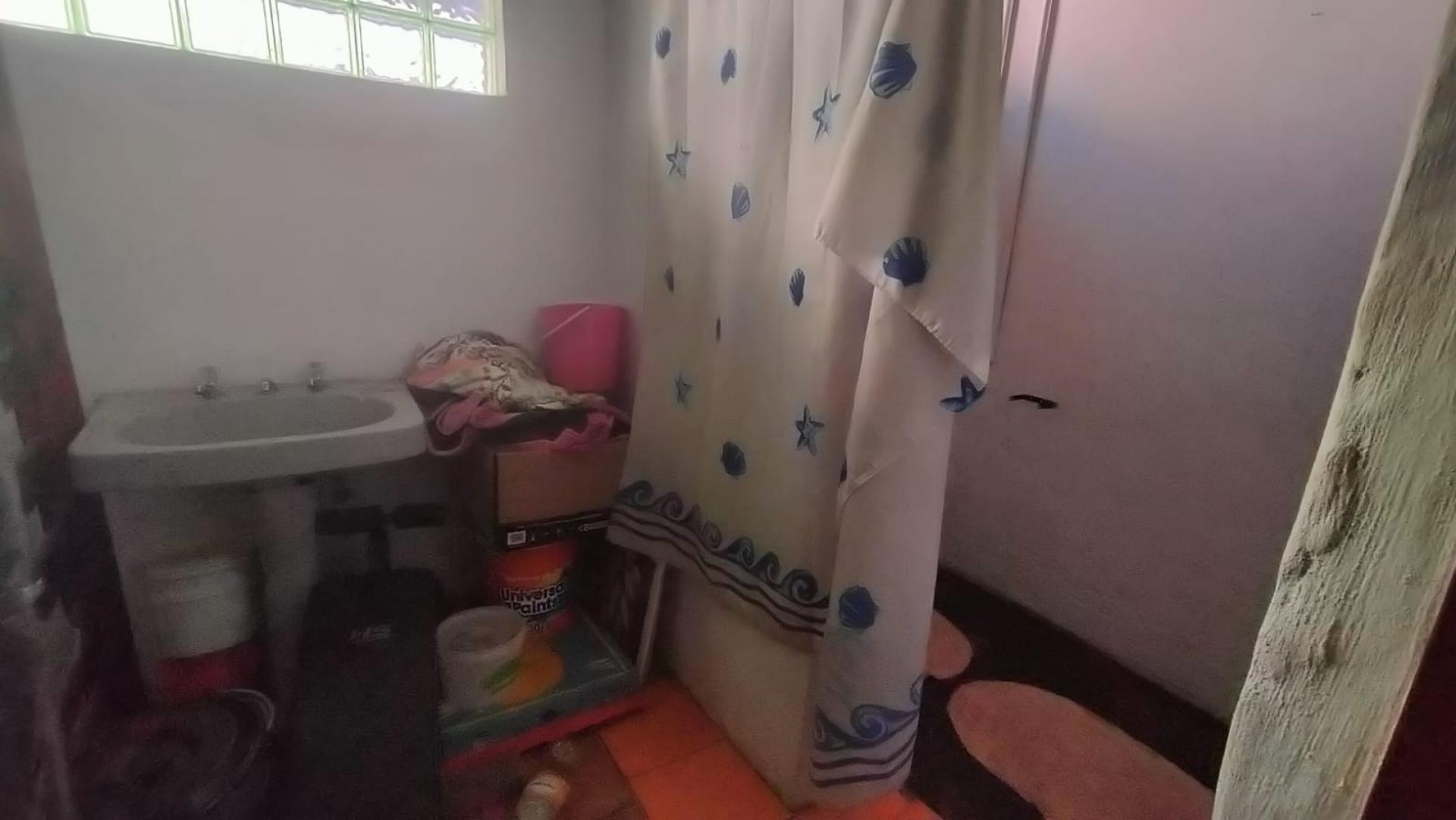 Bathroom 2 of property in Troyeville