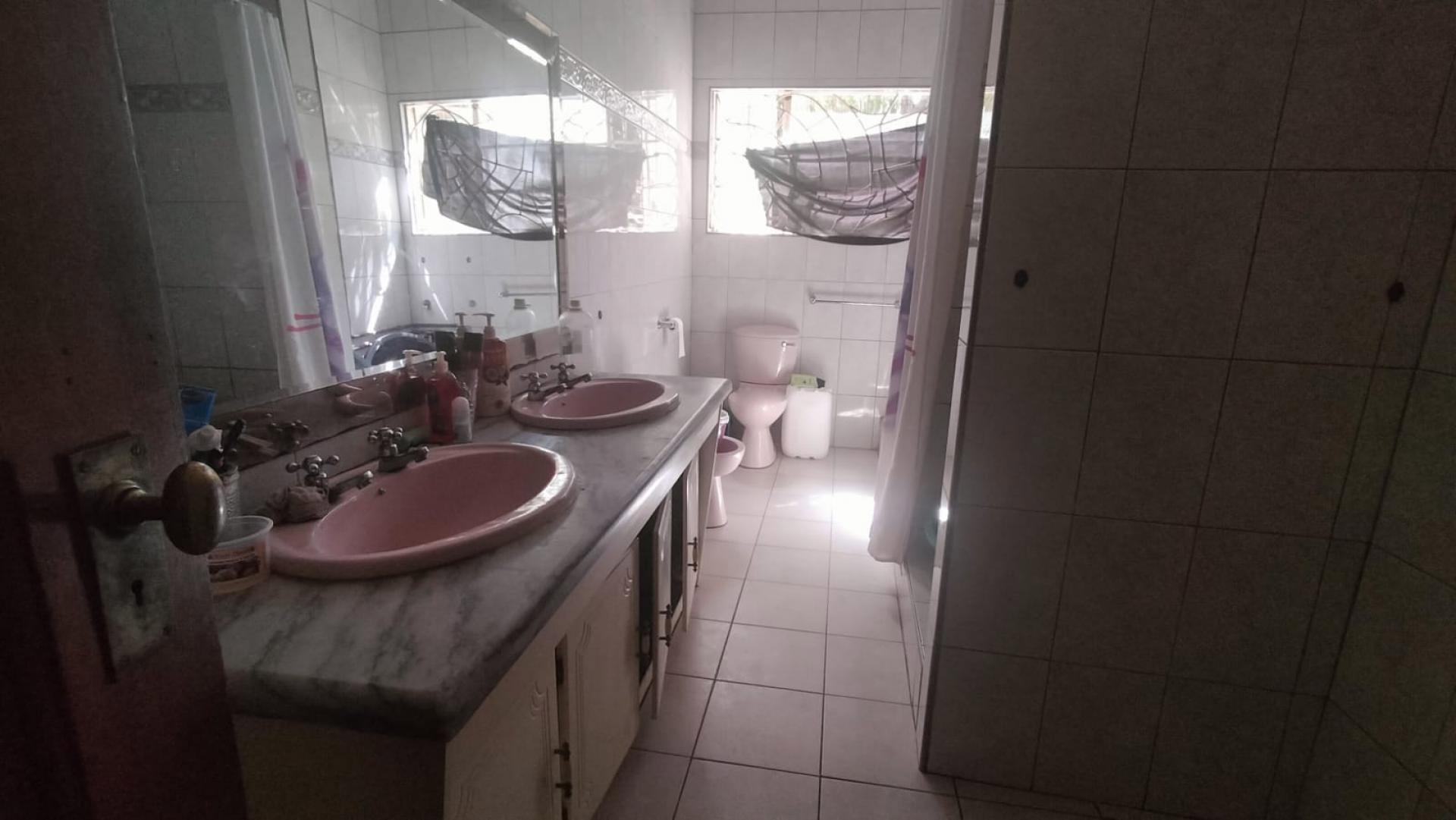 Bathroom 1 of property in Troyeville