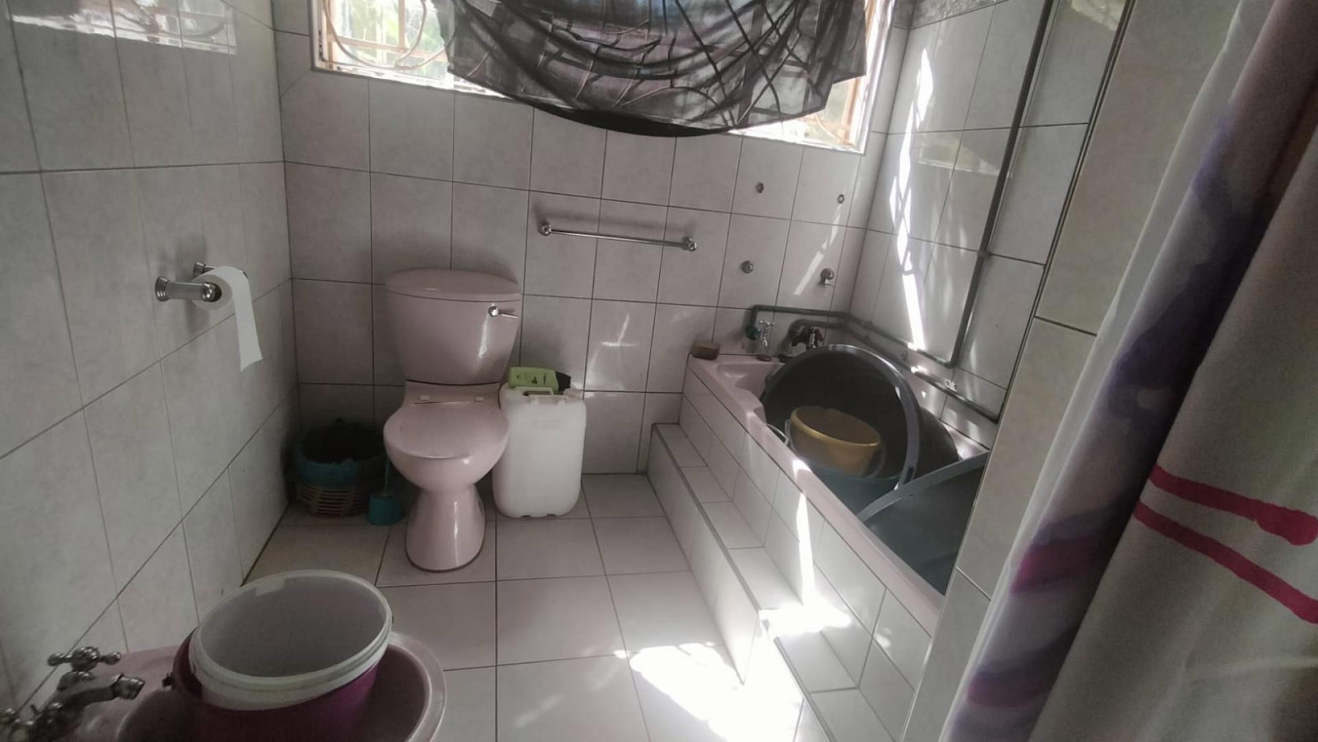 Bathroom 2 of property in Troyeville