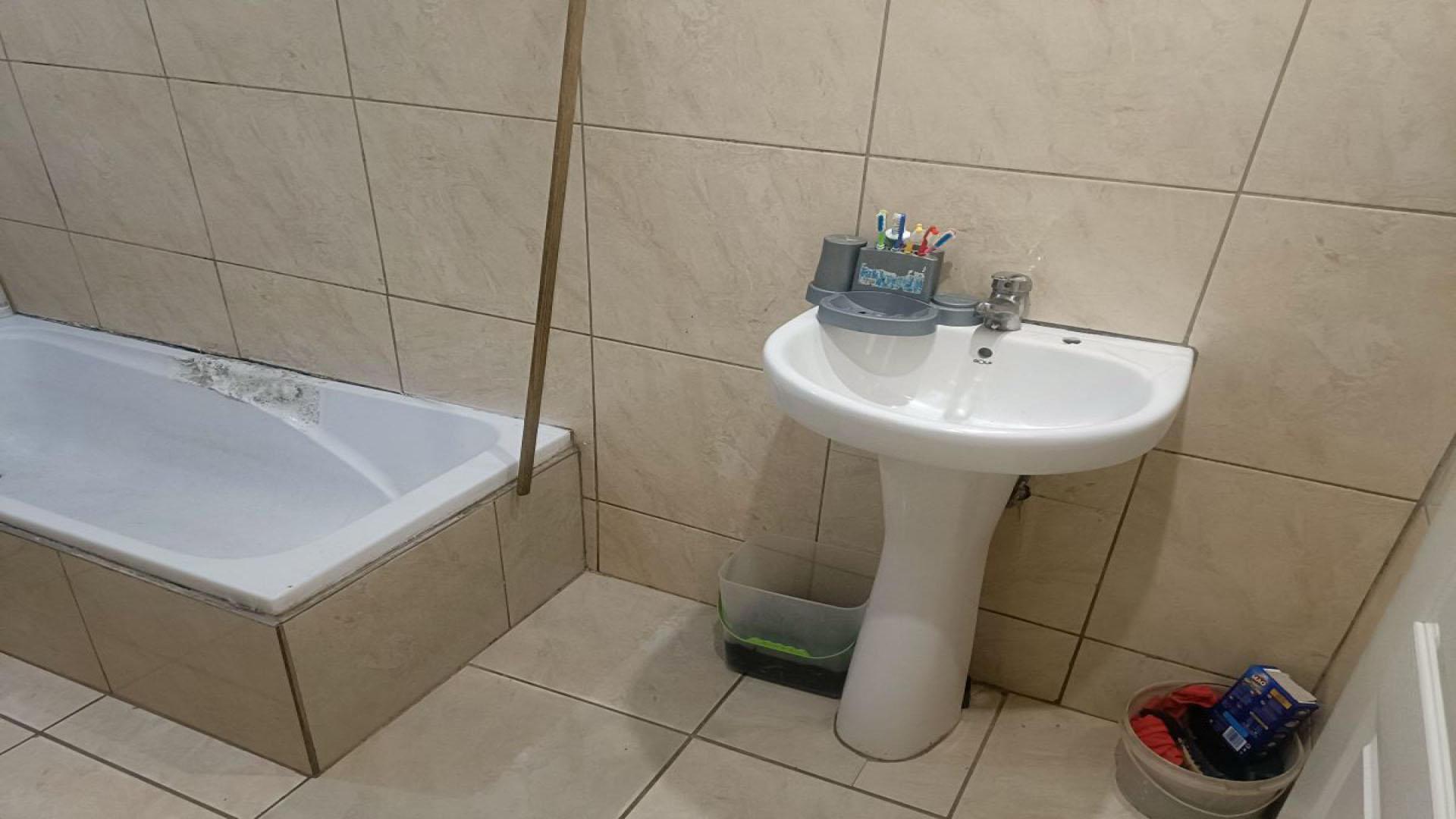 Bathroom 1 of property in Klipspruit West