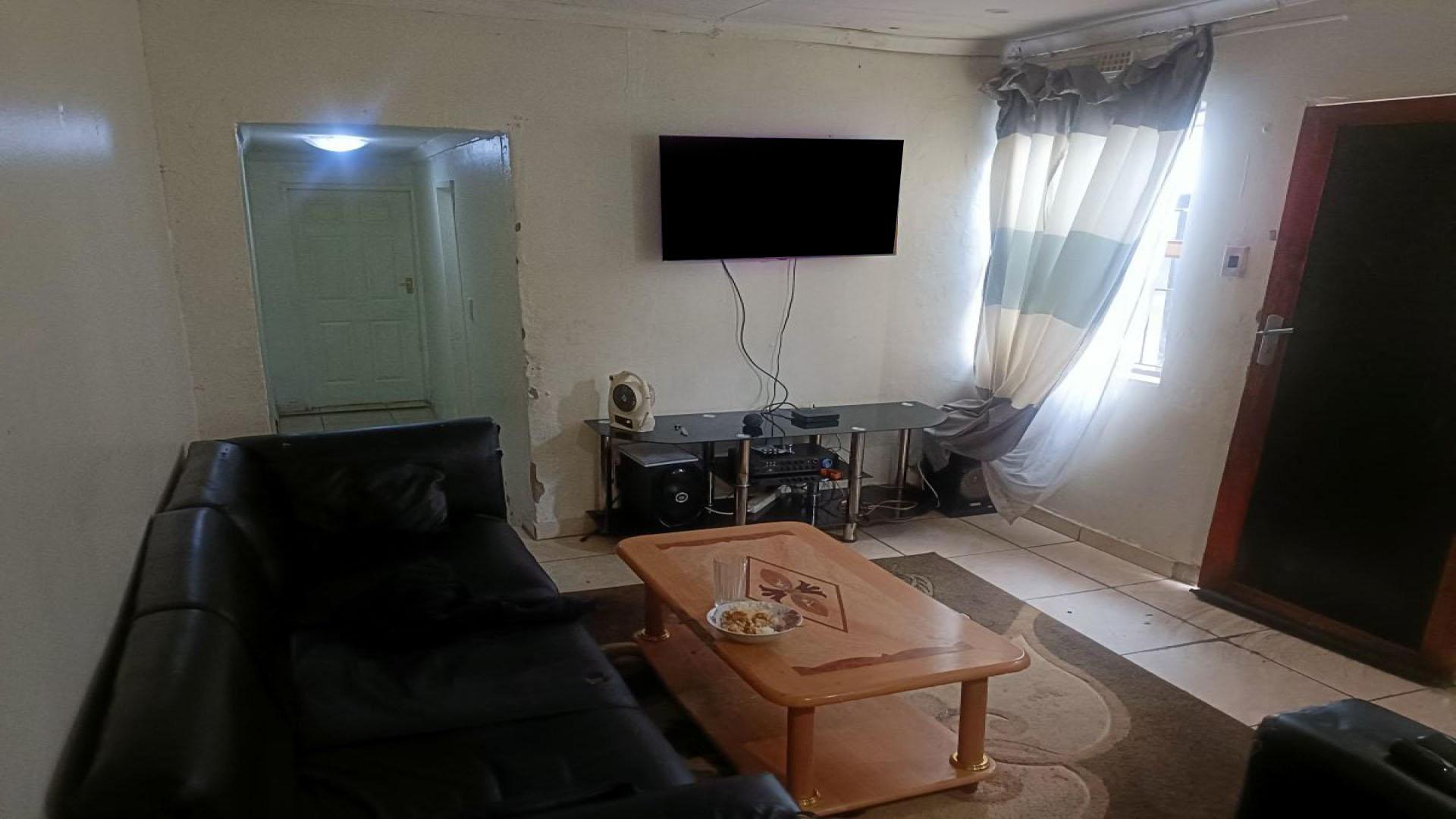 Lounges of property in Klipspruit West