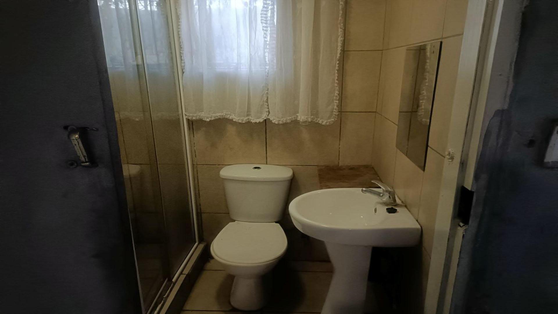 Bathroom 2 of property in Klipspruit West