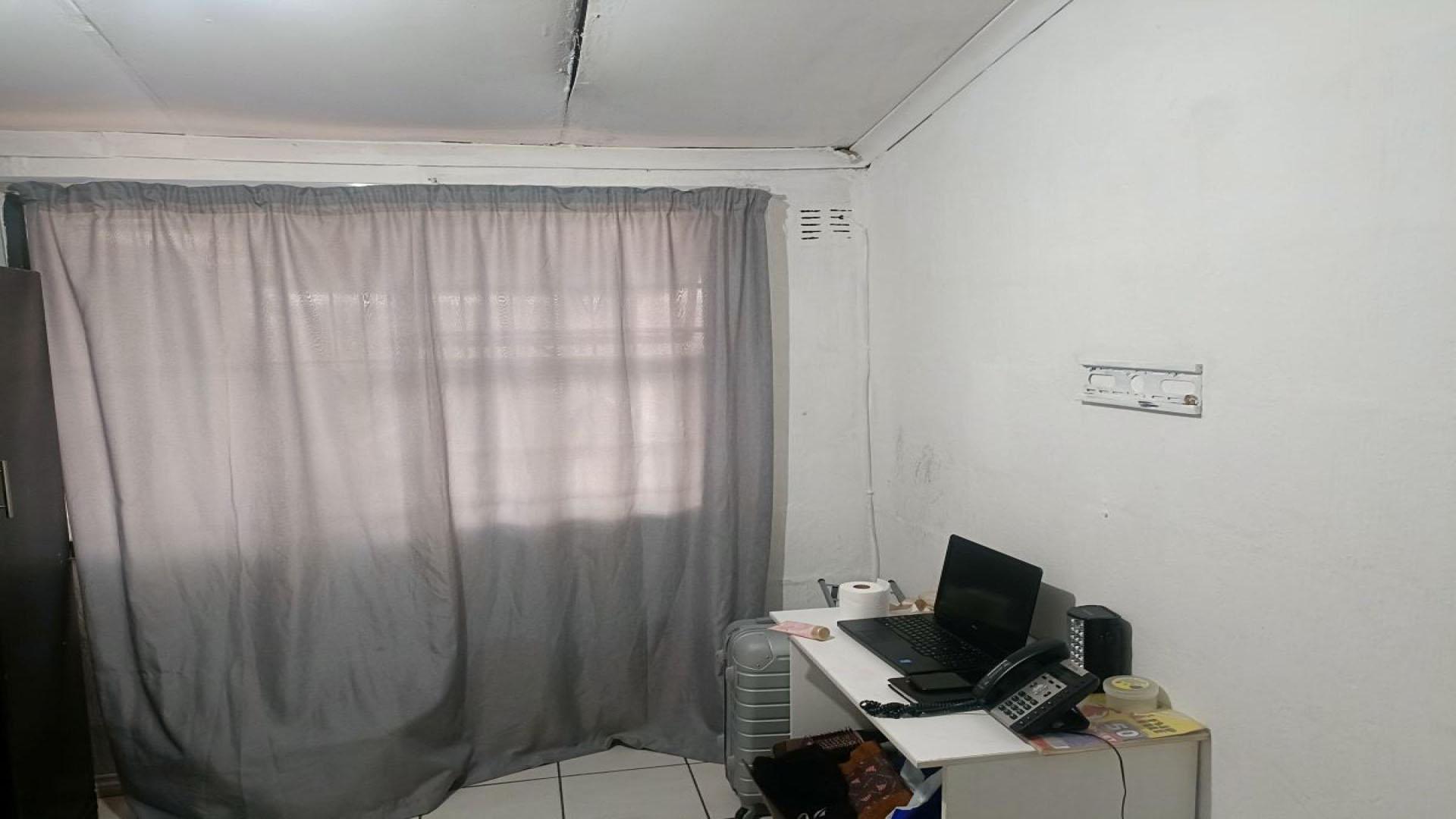 Bed Room 5+ of property in Klipspruit West