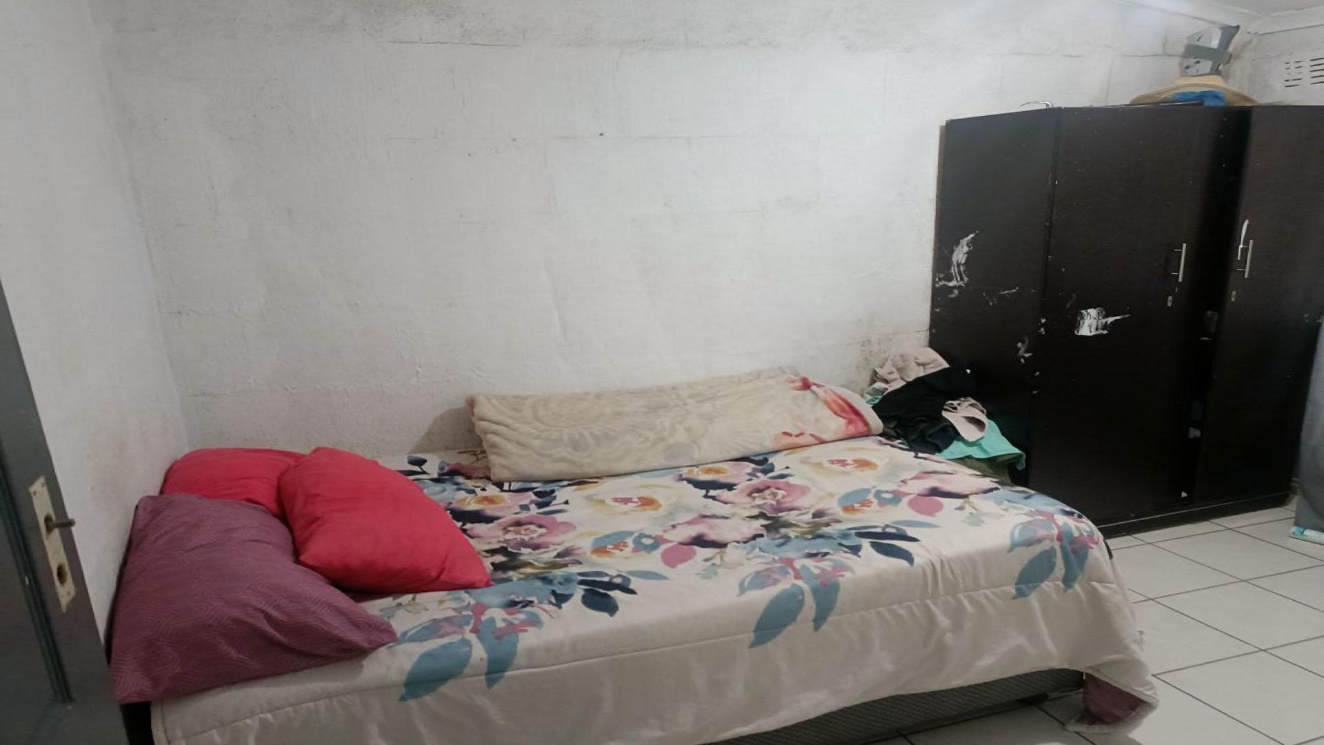 Bed Room 5+ of property in Klipspruit West