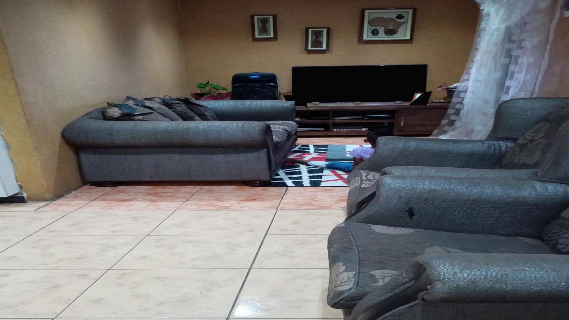 Lounges - 20 square meters of property in Glen Ridge (Gauteng - West)