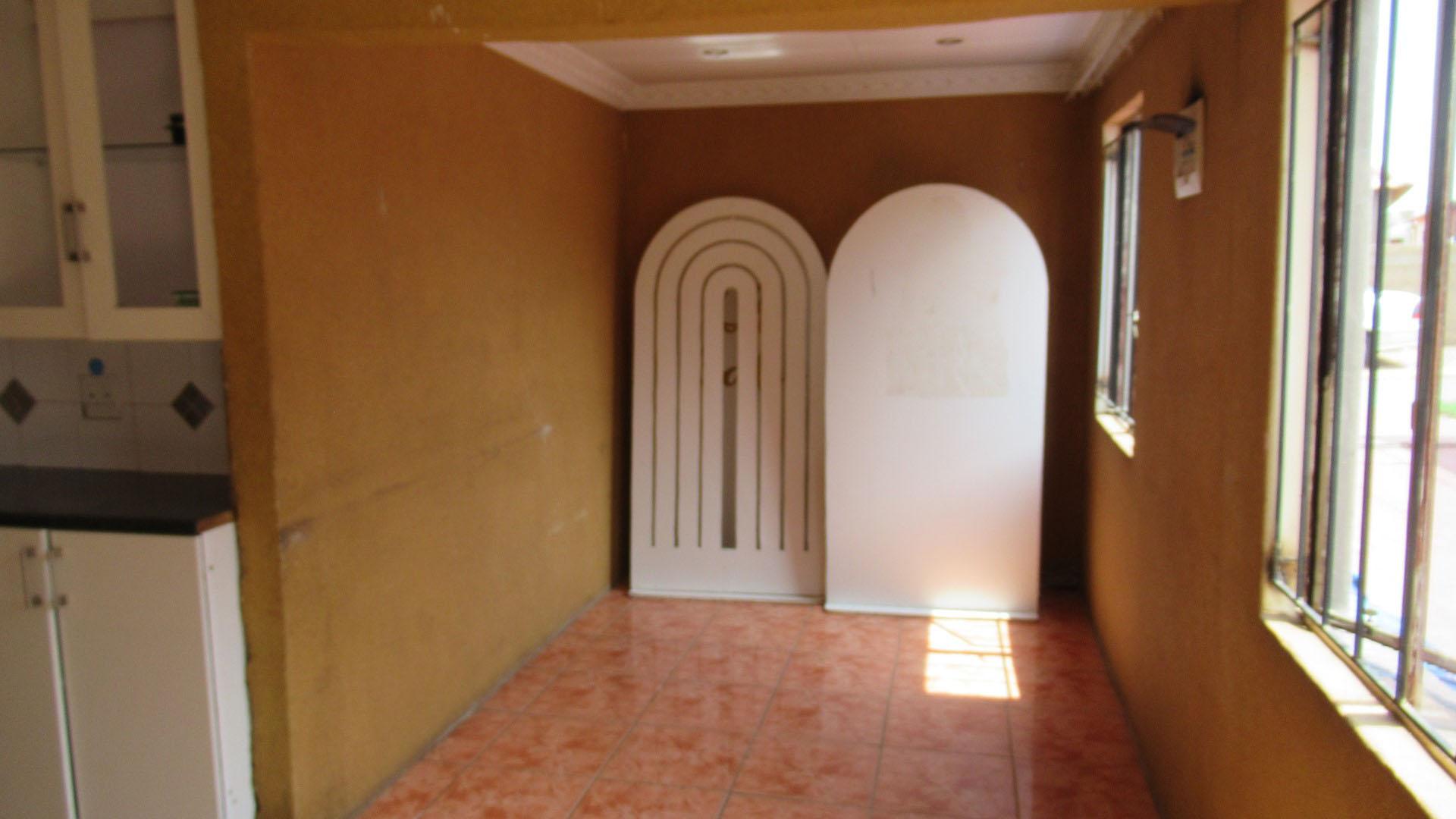 Lounges - 20 square meters of property in Glen Ridge (Gauteng - West)