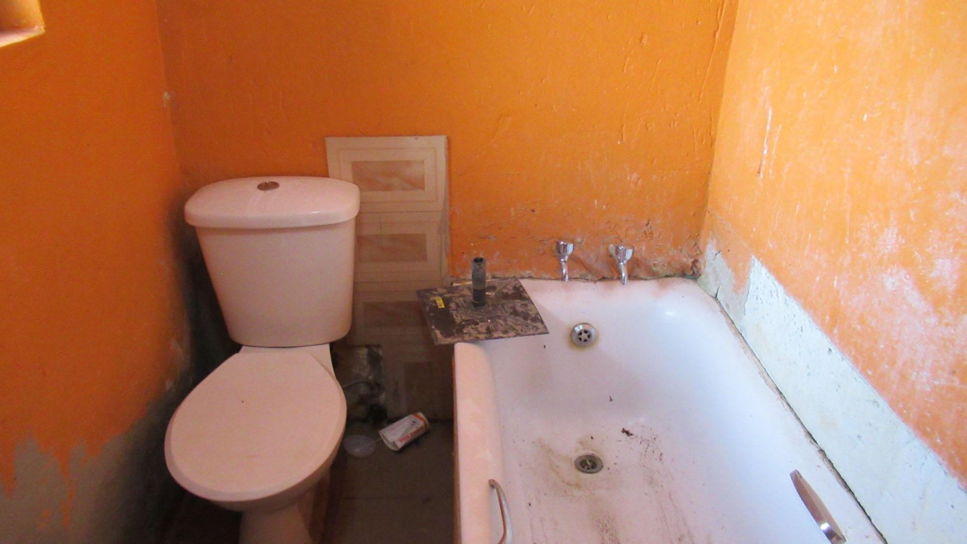 Bathroom 1 - 8 square meters of property in Glen Ridge (Gauteng - West)