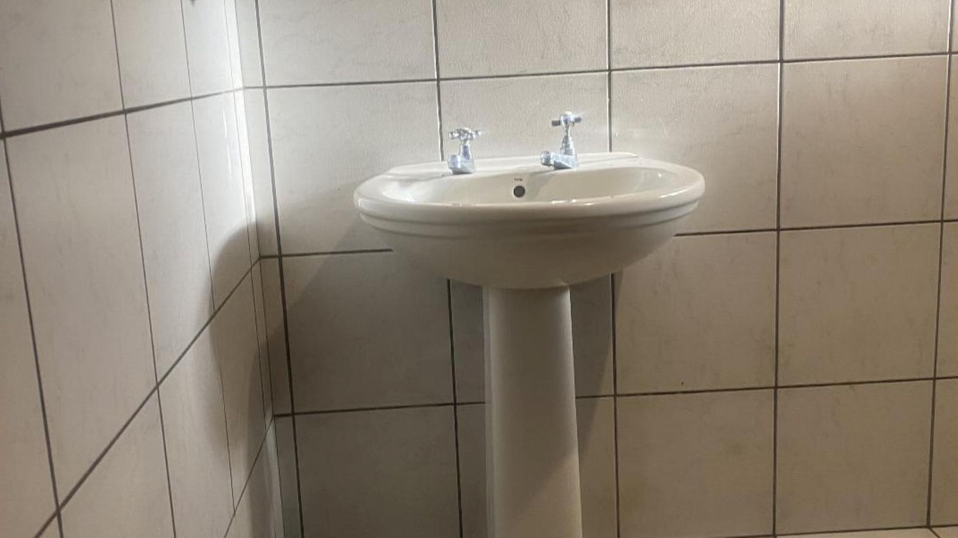 Bathroom 1 of property in Quigney