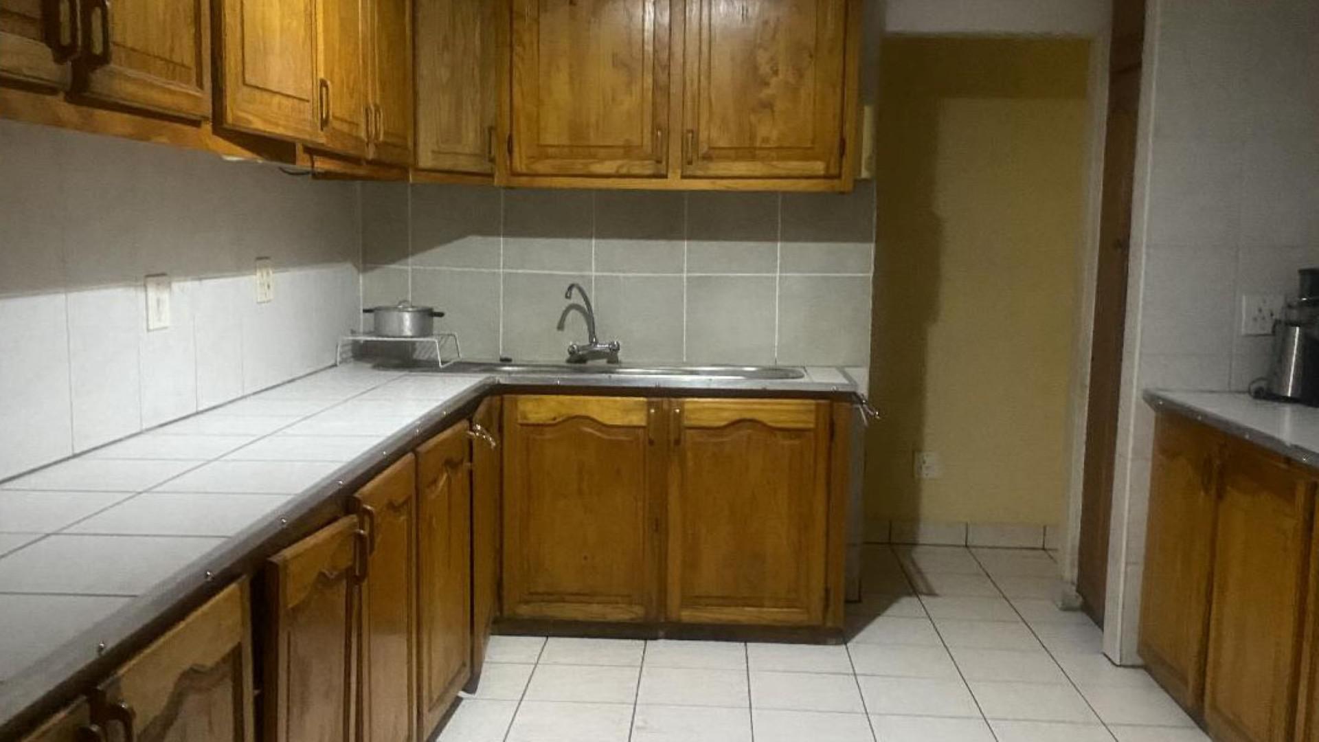 Kitchen of property in Quigney