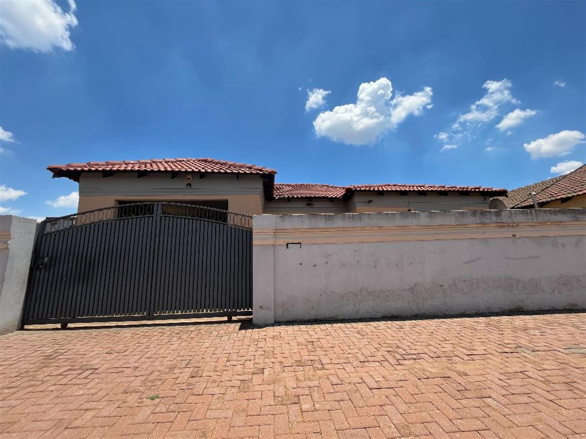 Front View of property in Vosloorus