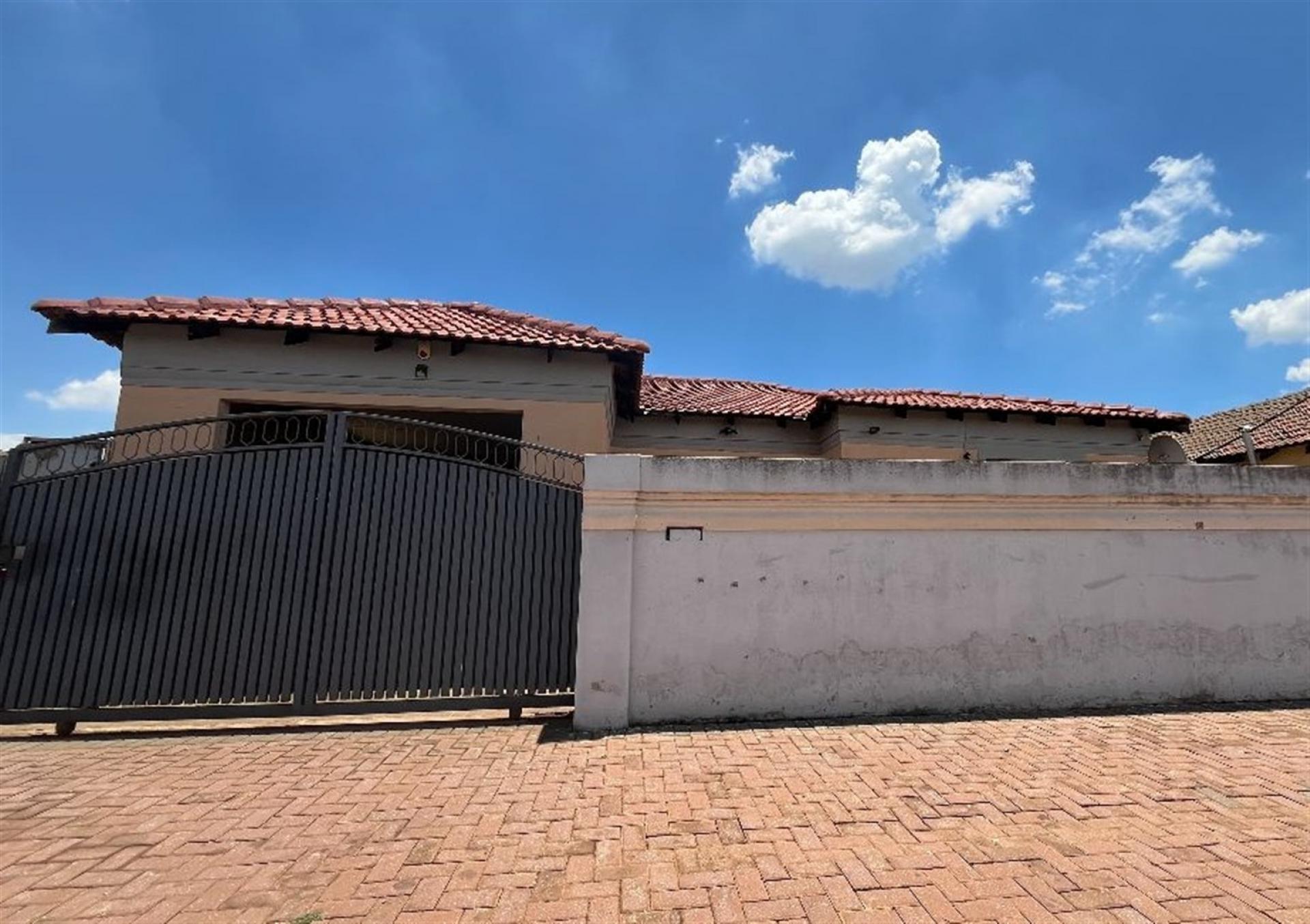 Front View of property in Vosloorus