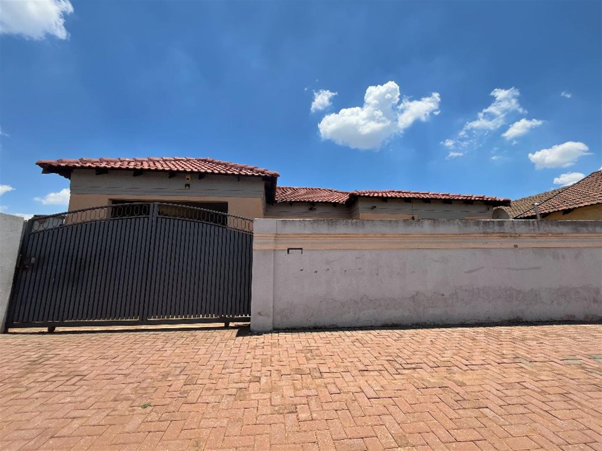 Front View of property in Vosloorus