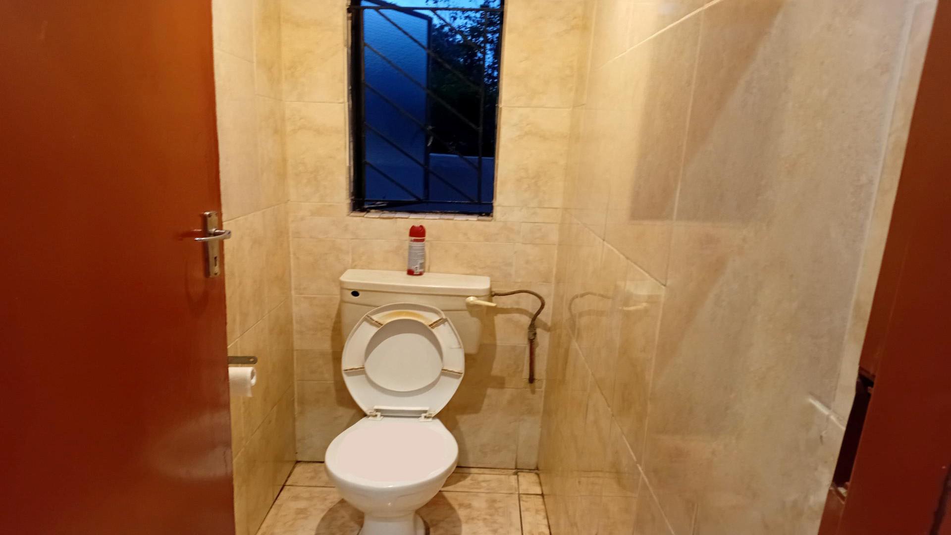 Bathroom 1 of property in Naturena