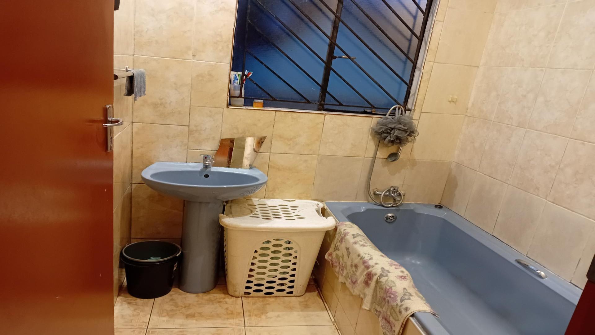 Bathroom 2 of property in Naturena