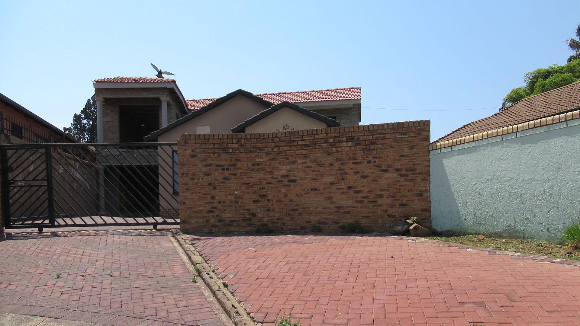Front View of property in Naturena