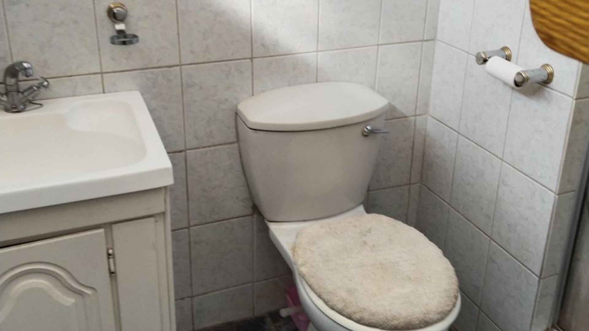 Bathroom 1 of property in Silverton