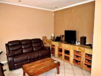 Lounges - 32 square meters of property in Edleen