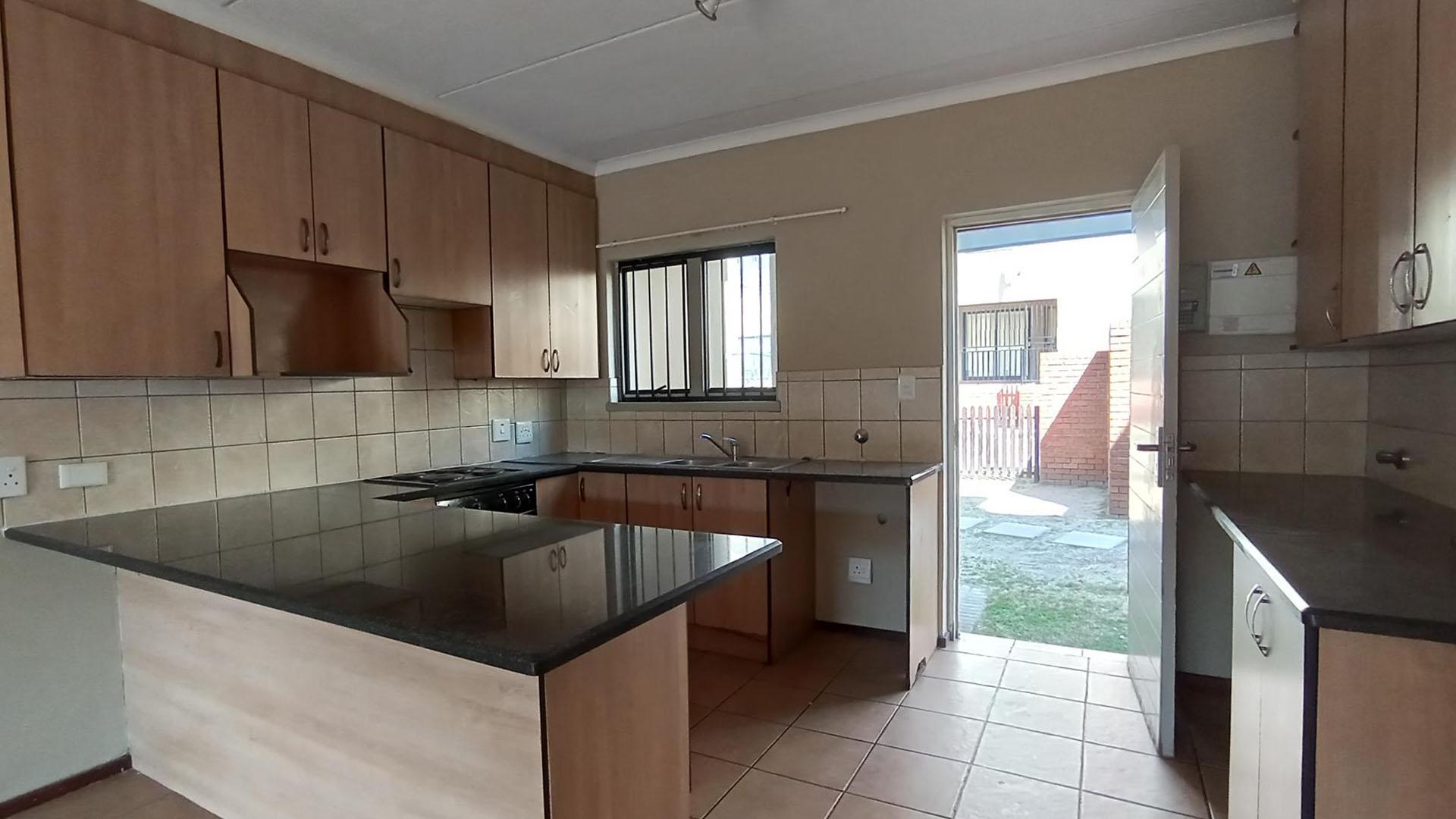 Kitchen - 14 square meters of property in Erand Gardens