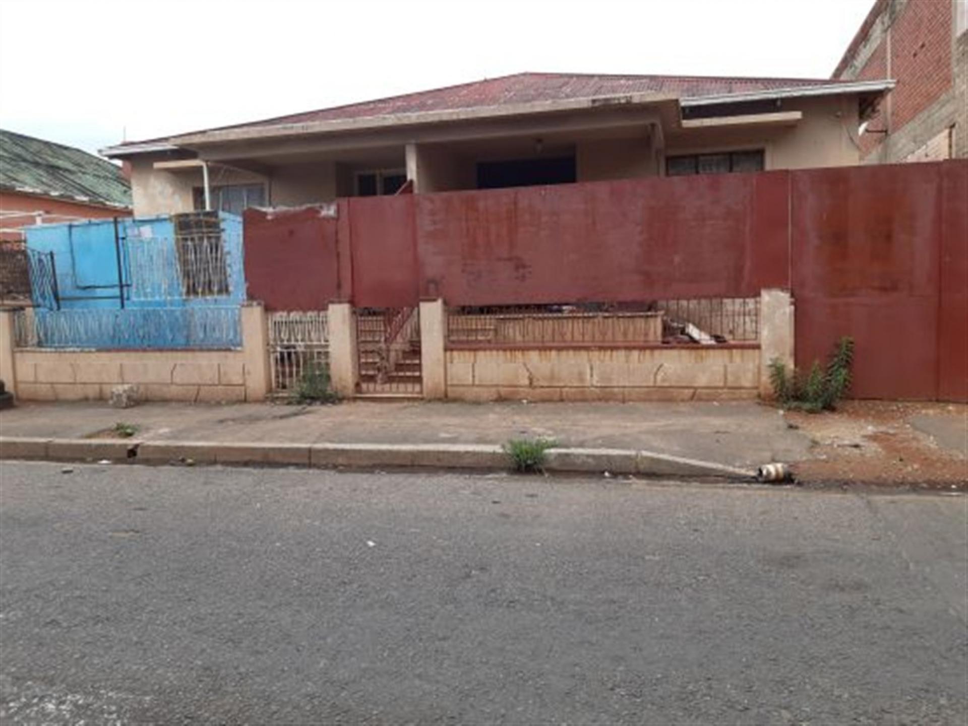 Front View of property in La Rochelle - JHB