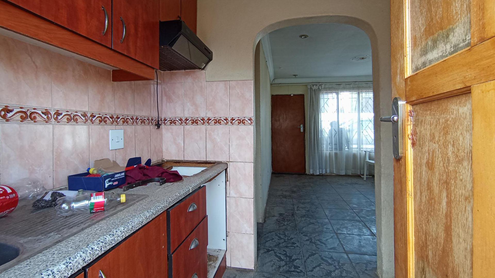 Kitchen of property in Lotus Gardens