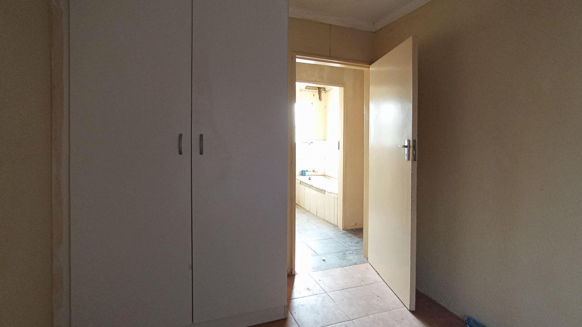 Bed Room 1 of property in Lotus Gardens