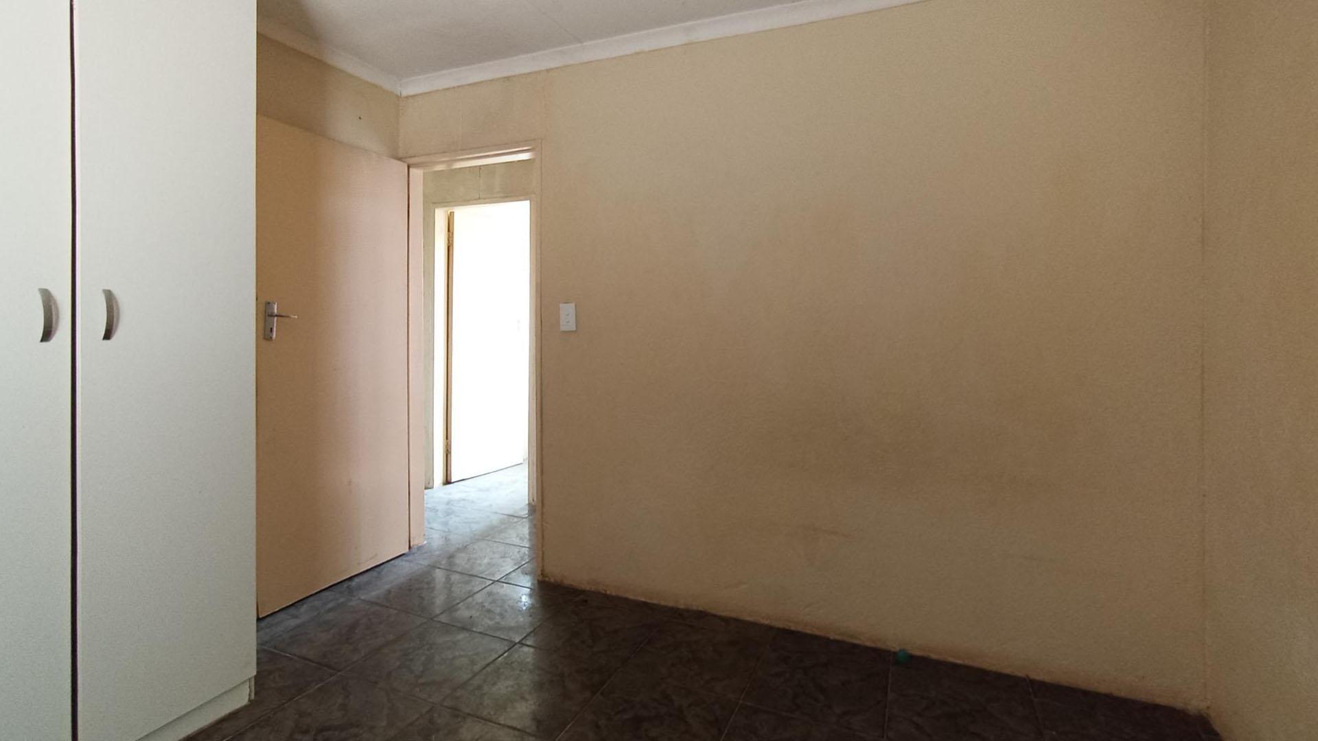 Bed Room 2 of property in Lotus Gardens