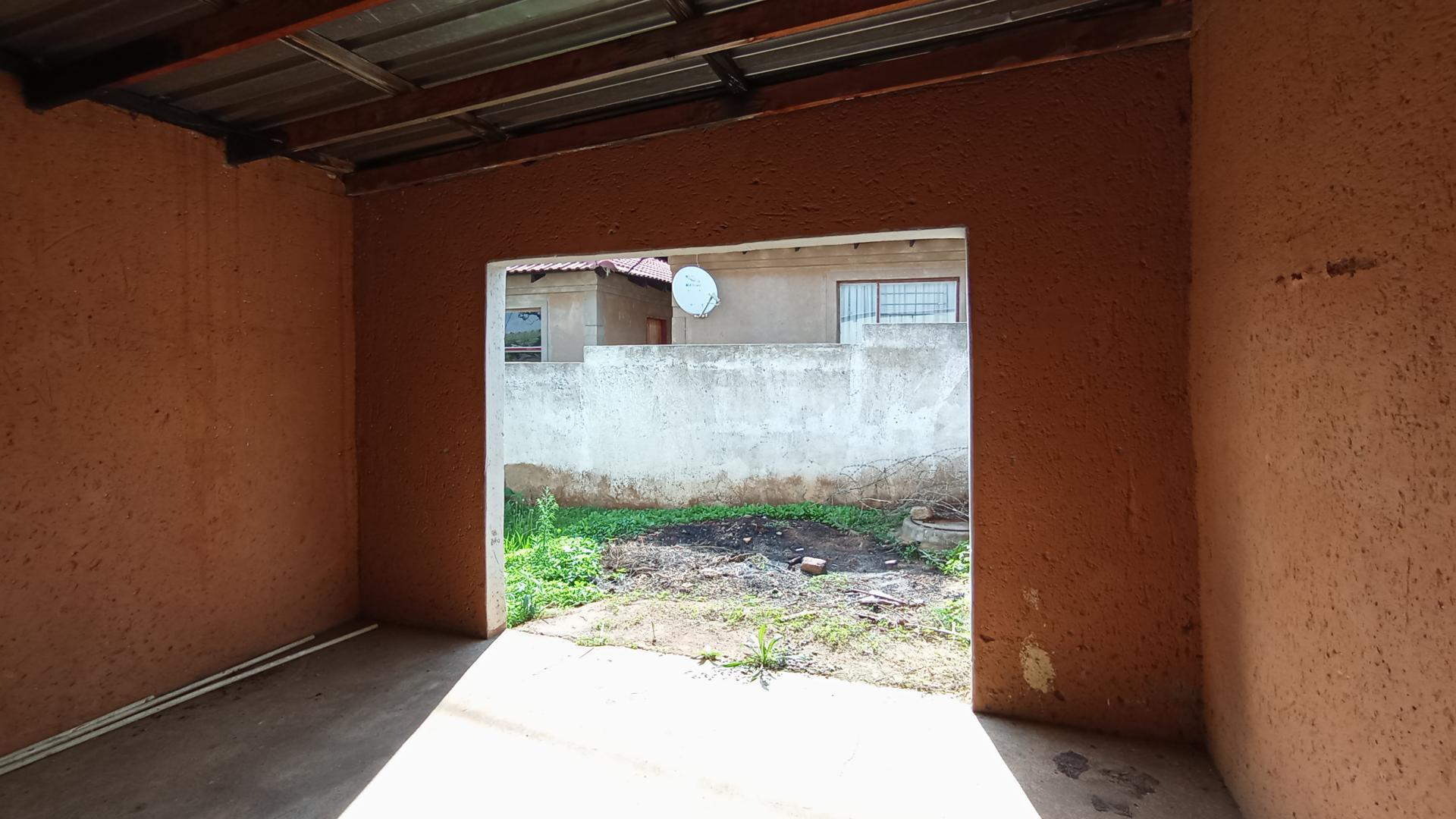 Garage of property in Lotus Gardens