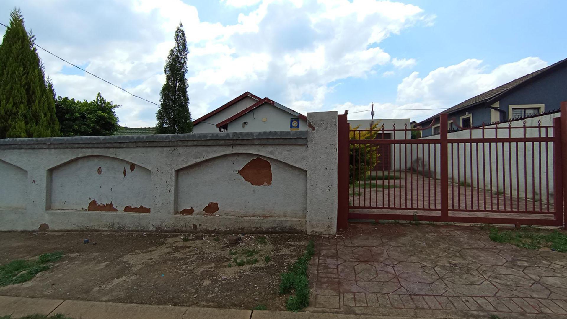 Front View of property in Lotus Gardens