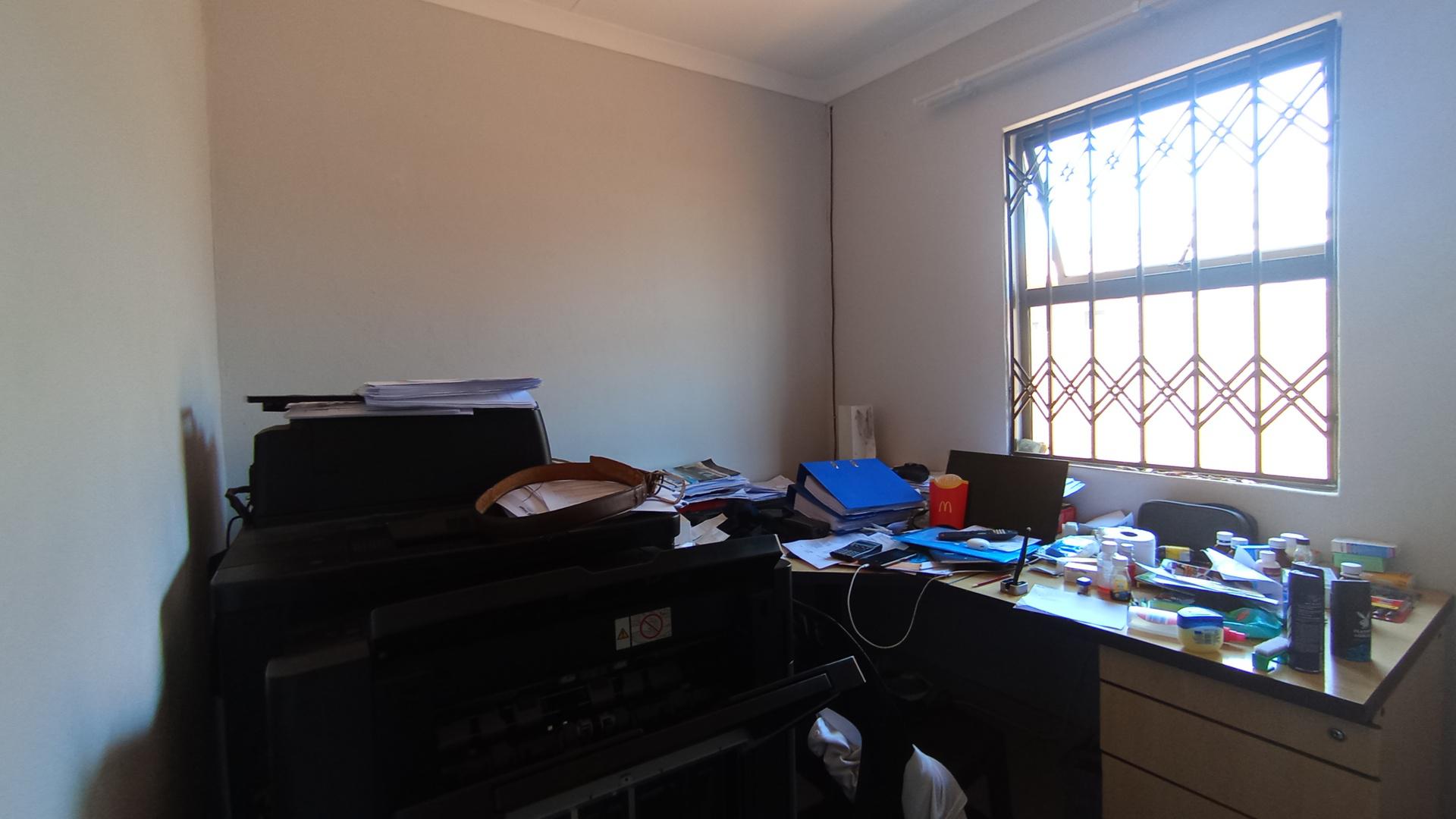 Bed Room 2 - 10 square meters of property in Klerksoord