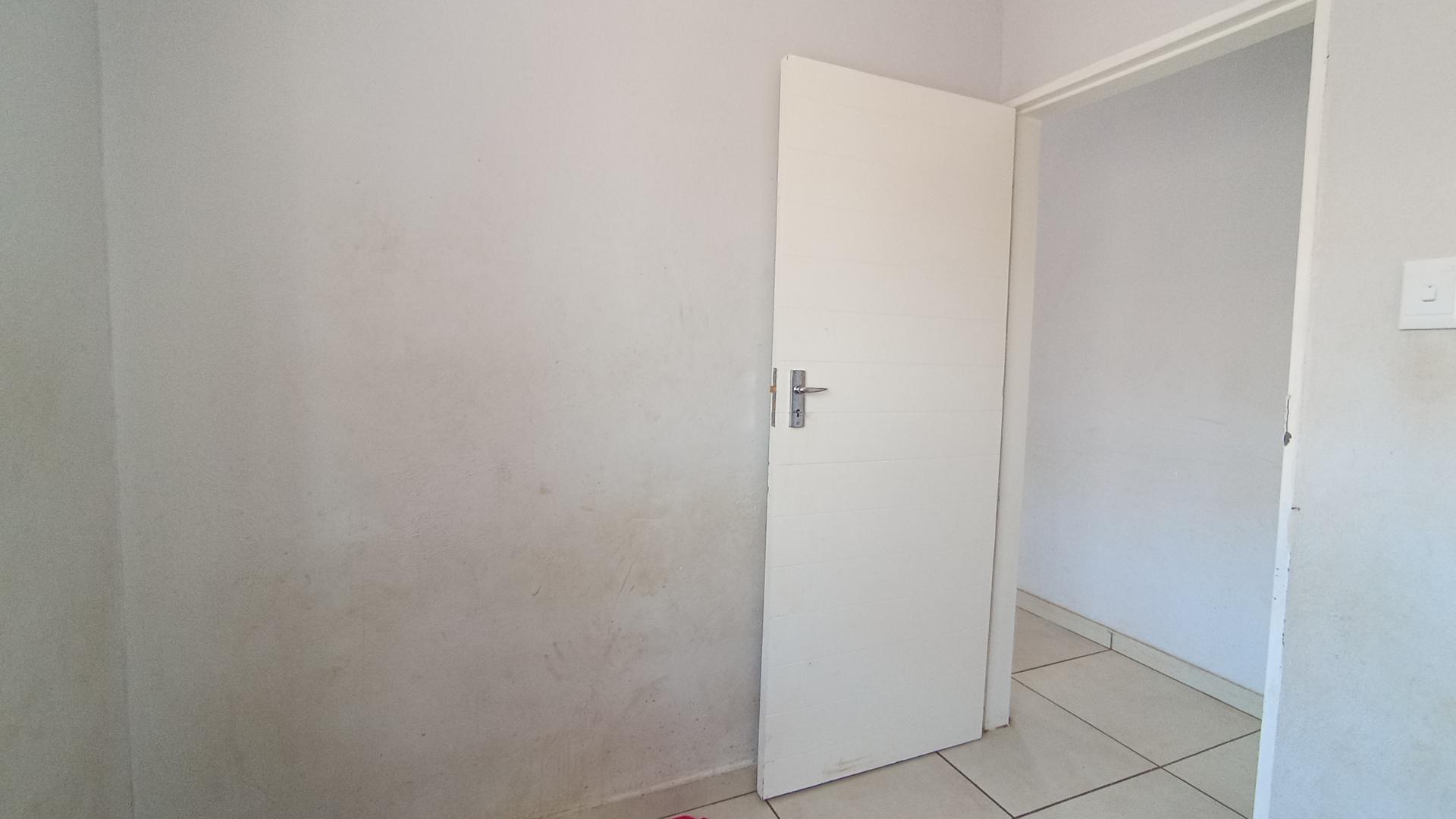 Bed Room 1 - 8 square meters of property in Klerksoord