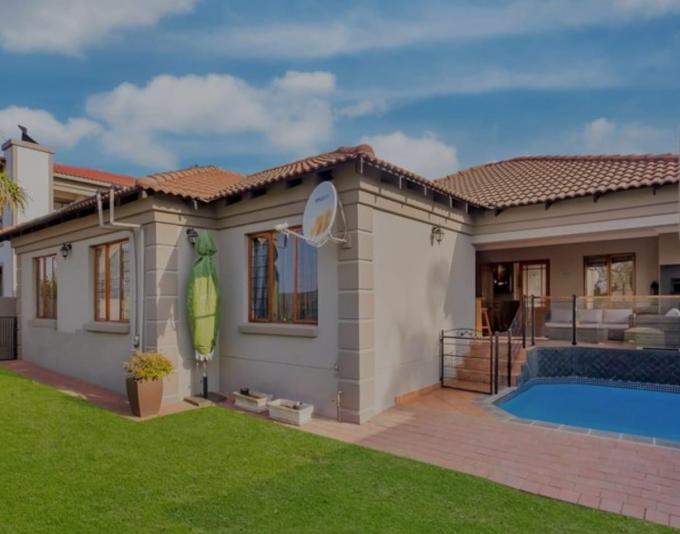 3 Bedroom Cluster for Sale For Sale in Ruimsig Country Estat