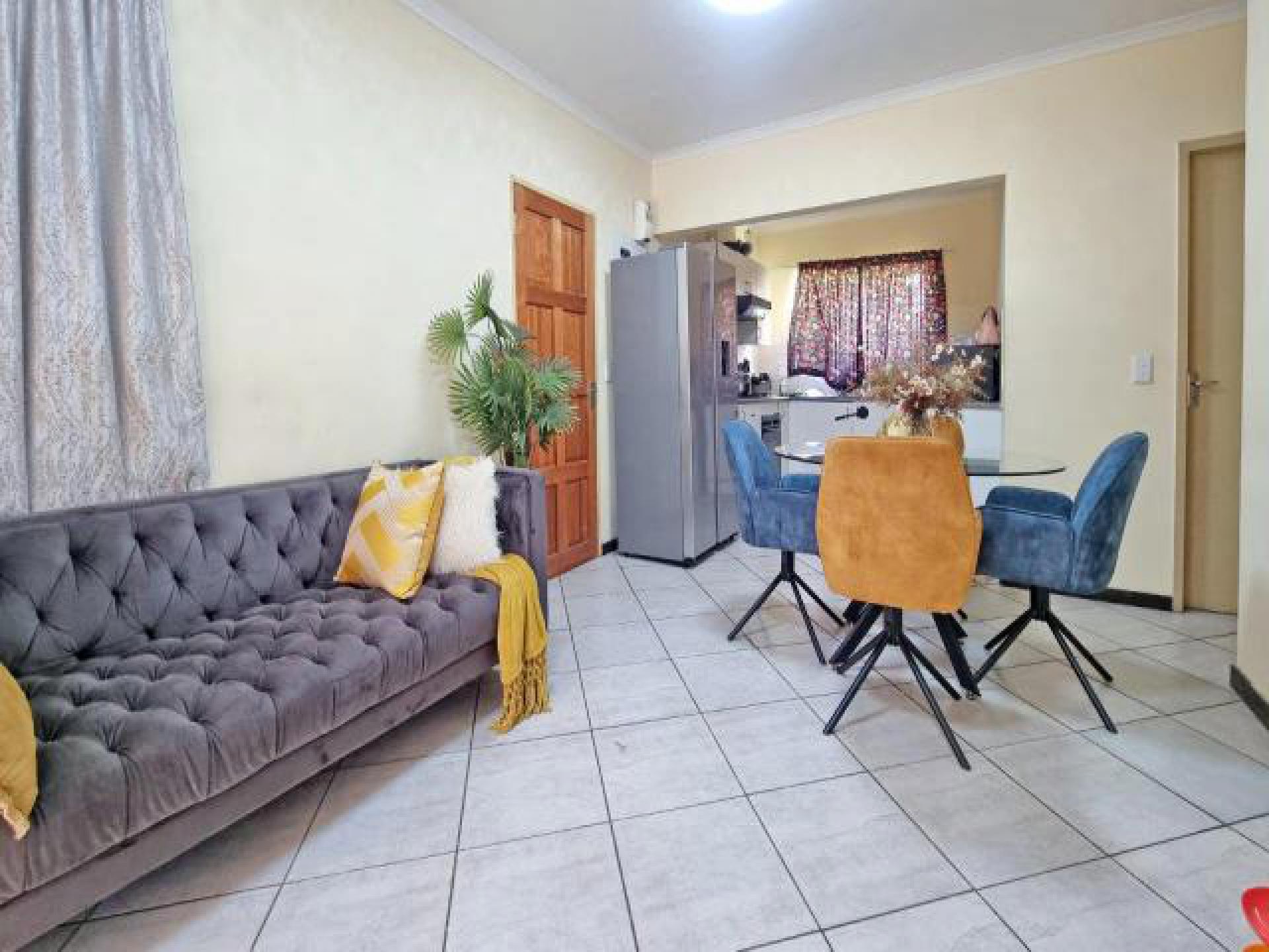 Lounges - 18 square meters of property in Vanderbijlpark