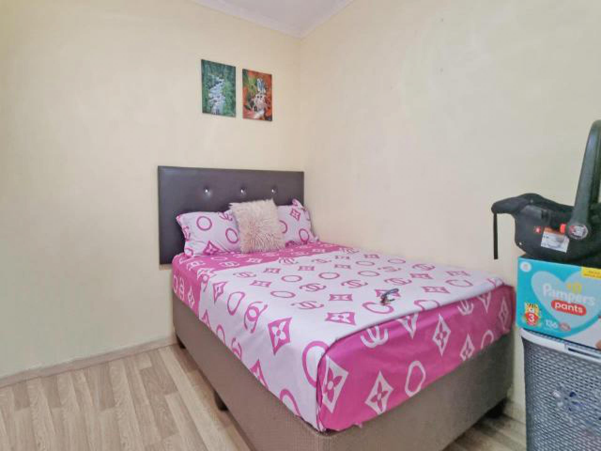 Bed Room 1 - 12 square meters of property in Vanderbijlpark
