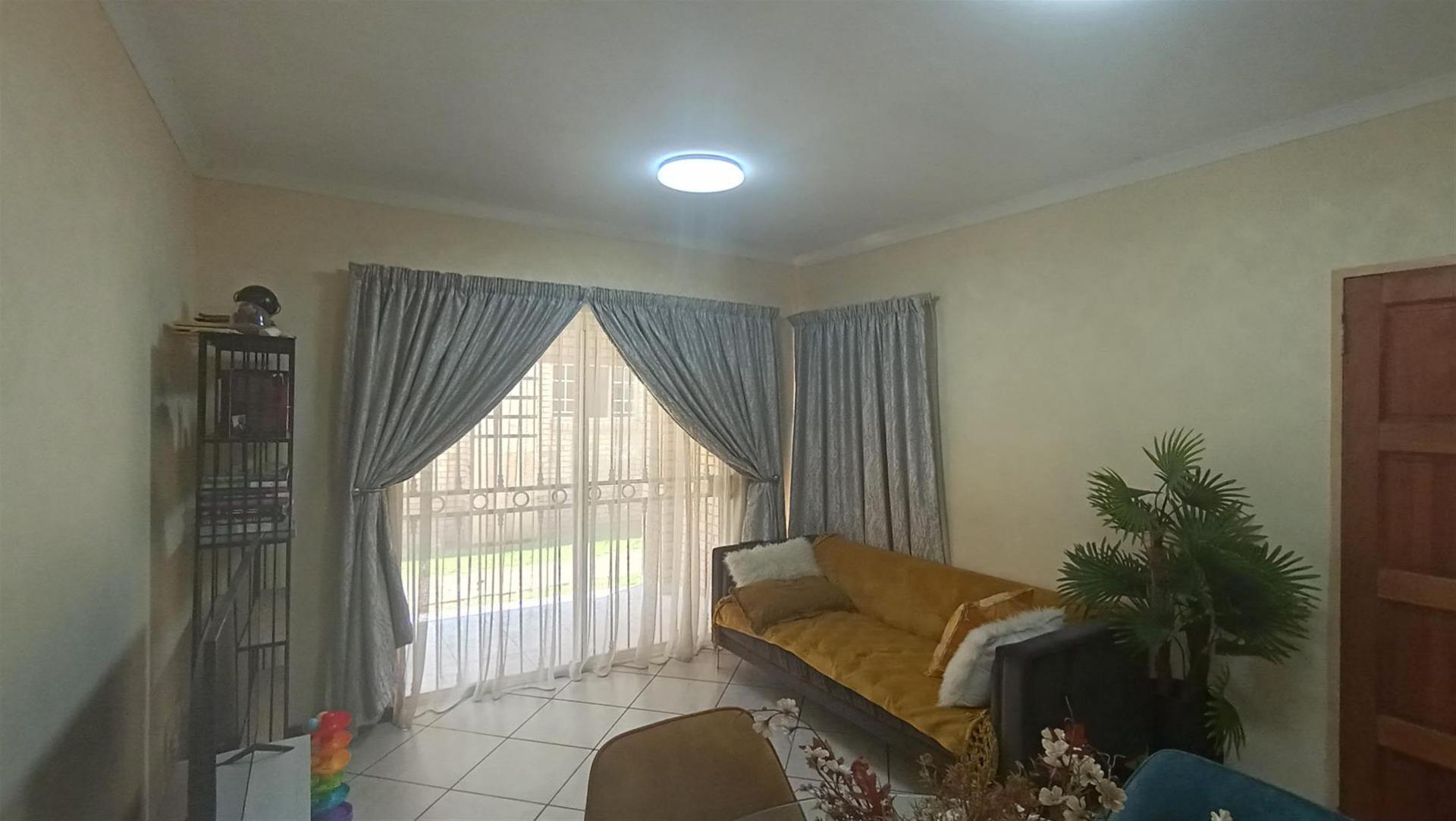 Lounges - 18 square meters of property in Vanderbijlpark