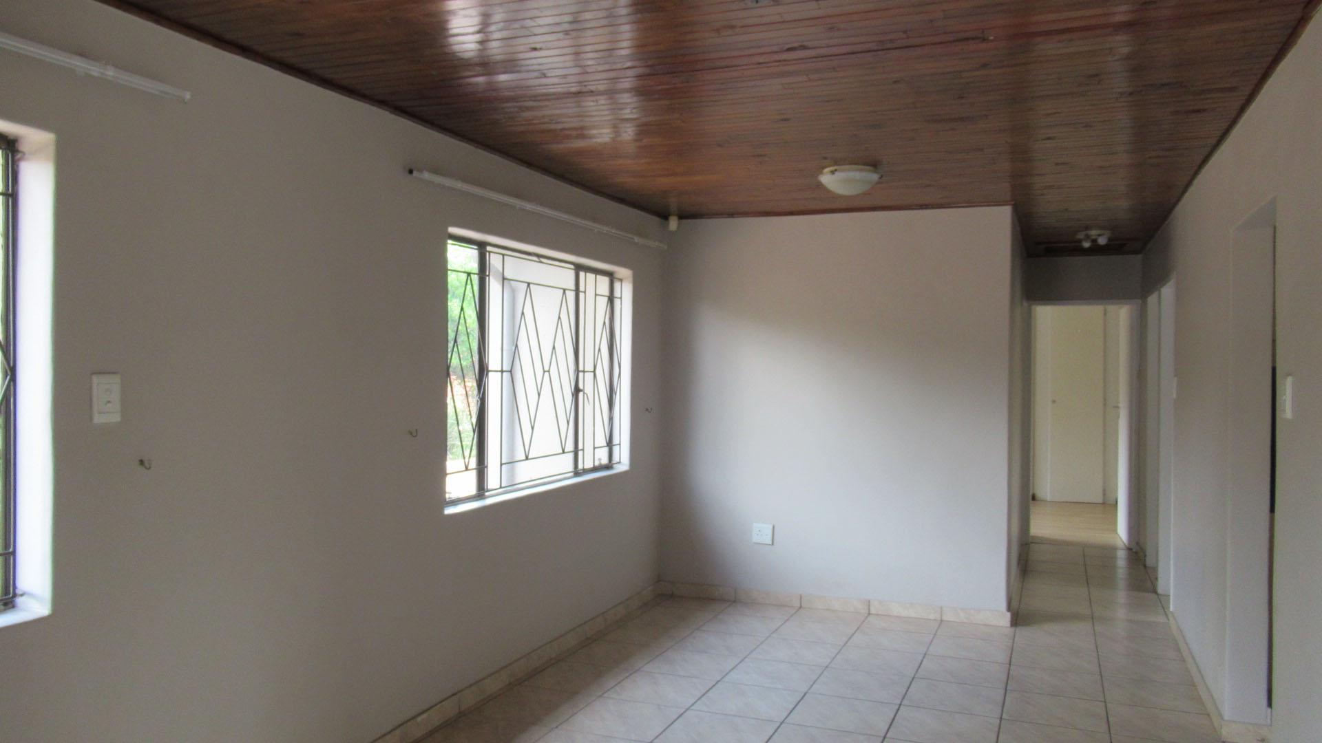 Lounges - 41 square meters of property in Clubview