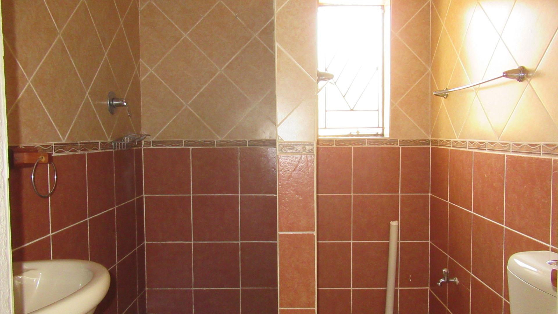 Main Bathroom - 4 square meters of property in Clubview