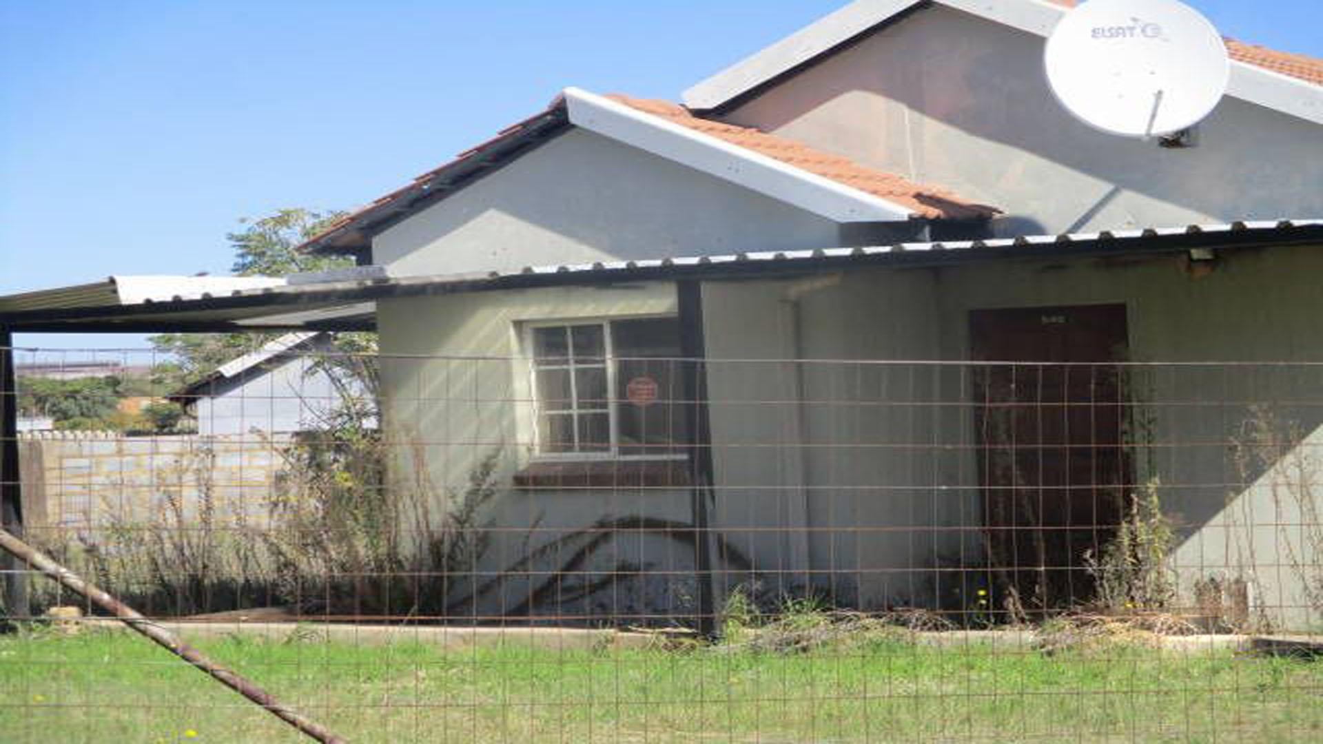 Front View of property in Middelburg (EC)