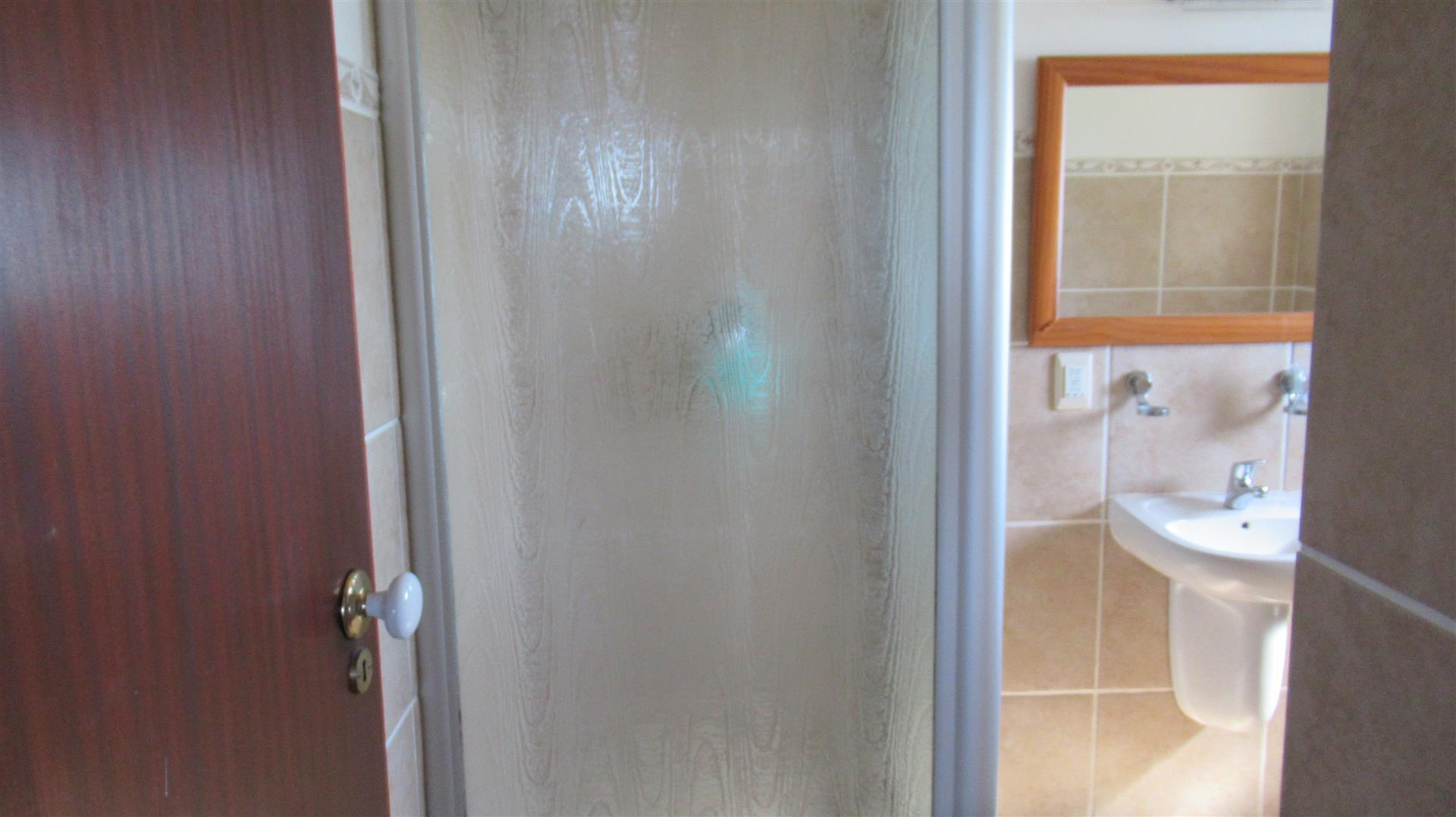 Bathroom 3+ - 5 square meters of property in Hibberdene