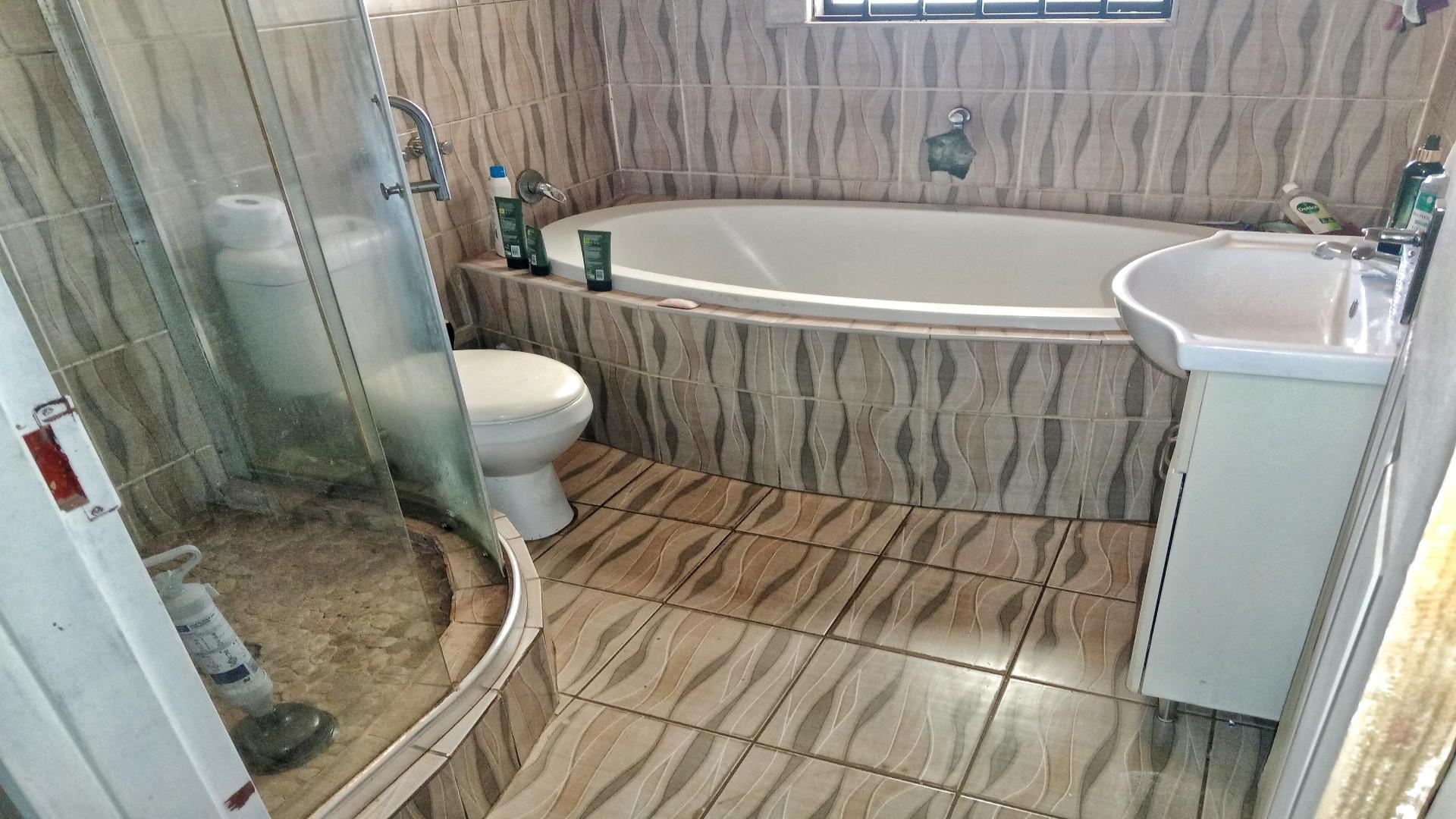 Bathroom 1 of property in Atteridgeville