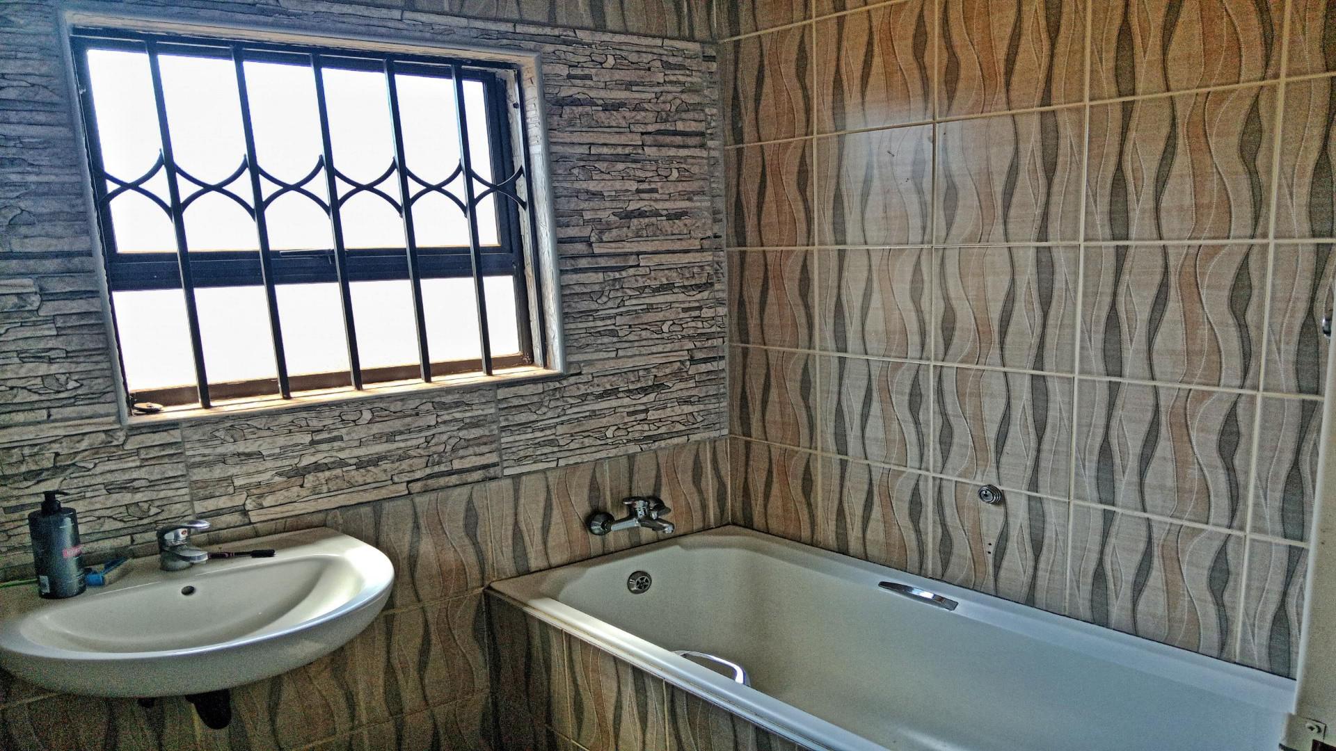 Bathroom 2 of property in Atteridgeville