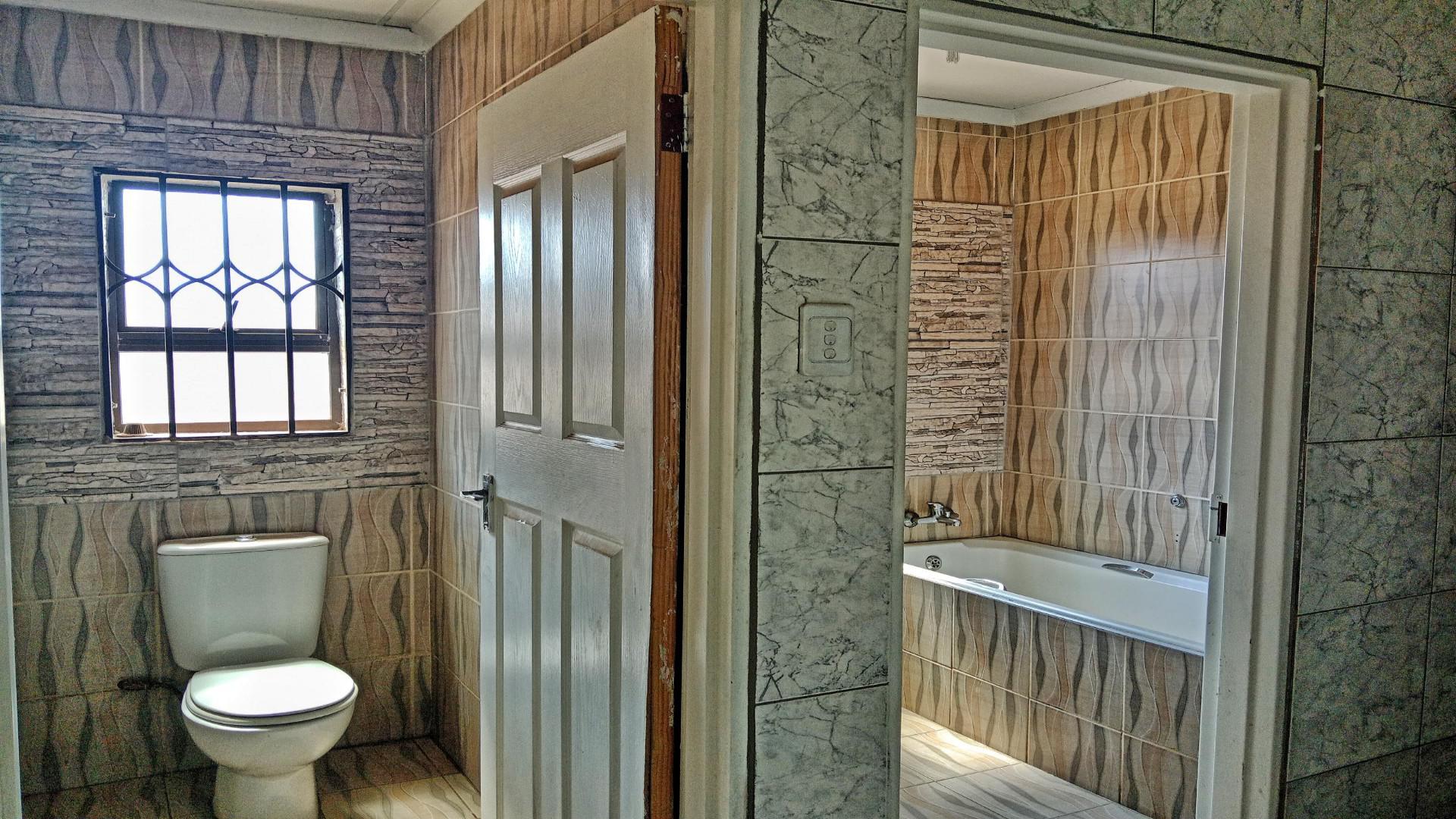 Bathroom 3+ of property in Atteridgeville