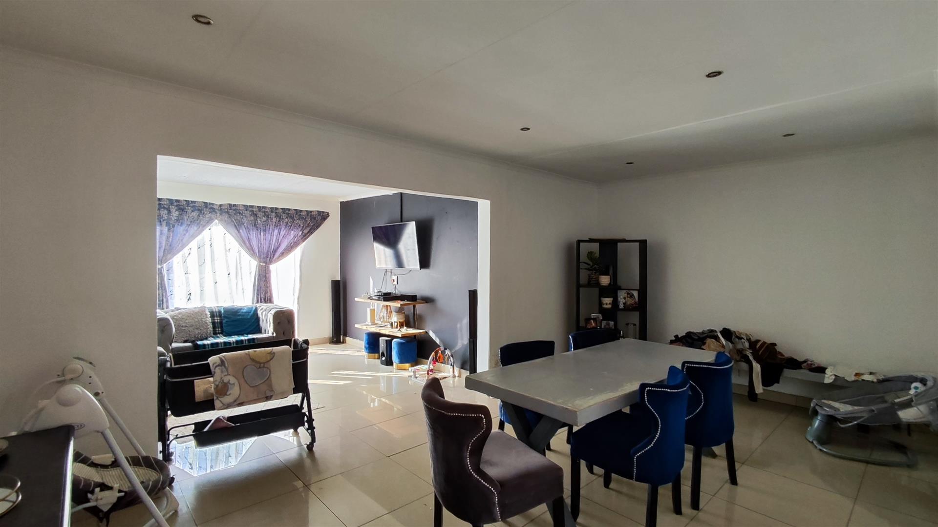 Dining Room - 15 square meters of property in Terenure