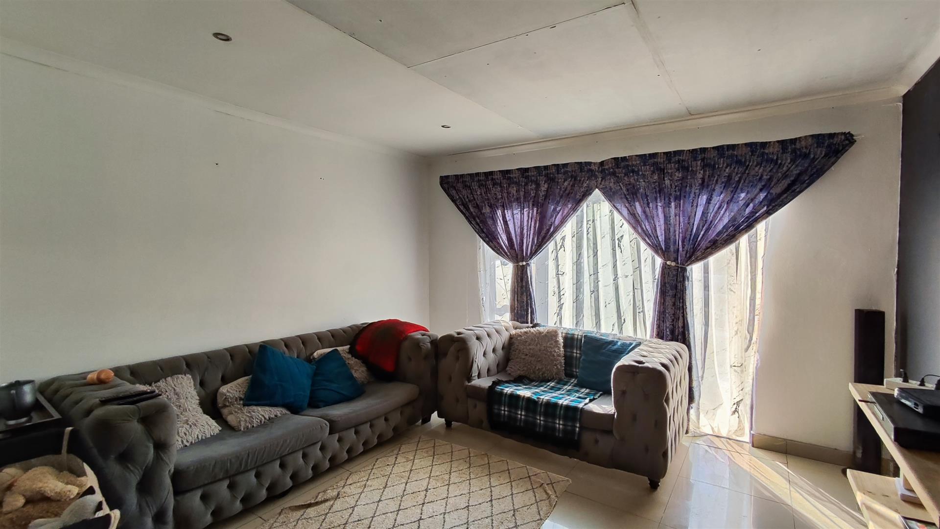 Lounges - 18 square meters of property in Terenure