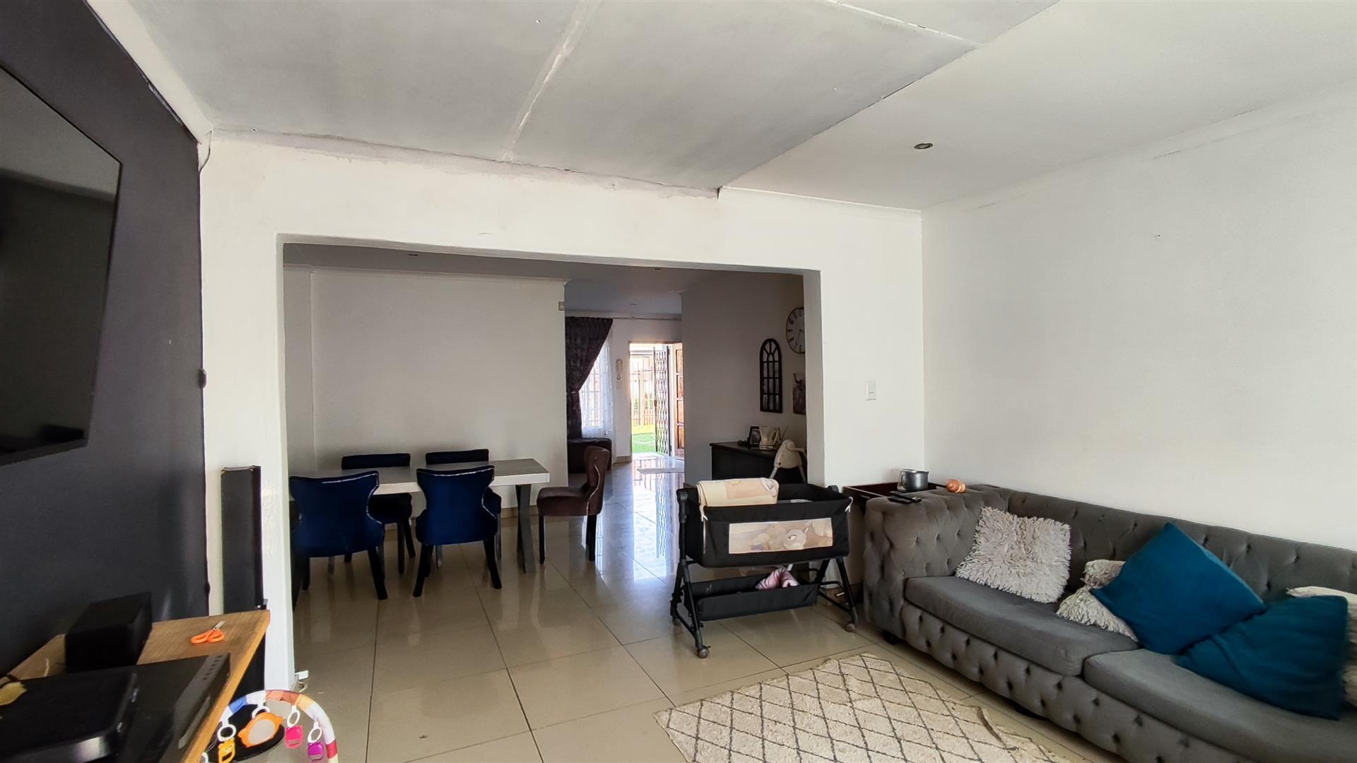 Lounges - 18 square meters of property in Terenure