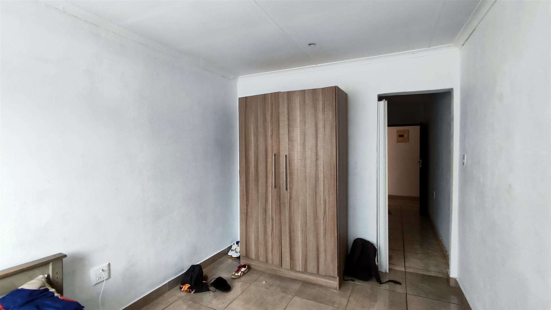 Bed Room 2 - 13 square meters of property in Terenure