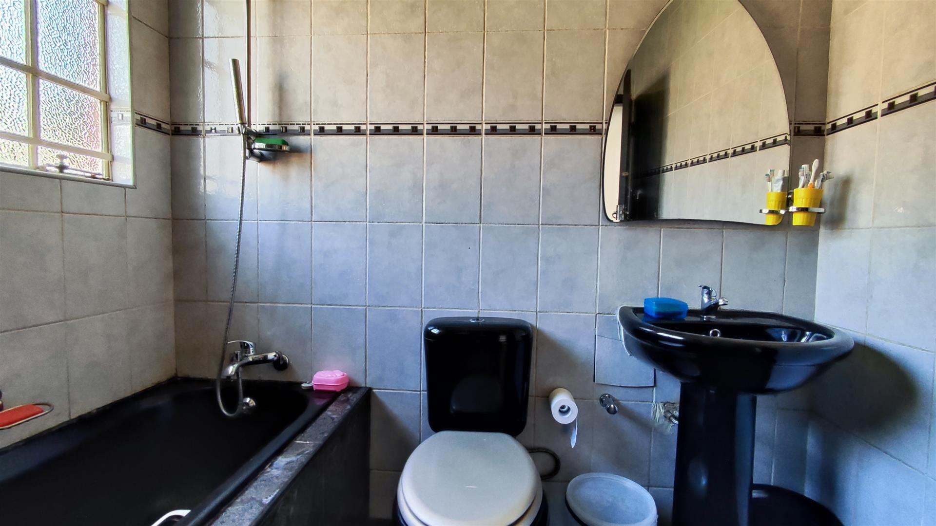 Bathroom 1 - 5 square meters of property in Terenure