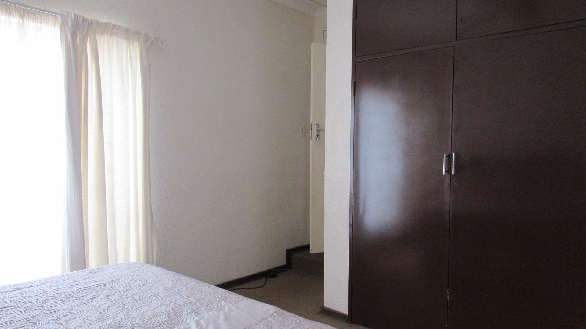 Main Bedroom - 18 square meters of property in Roodepoort